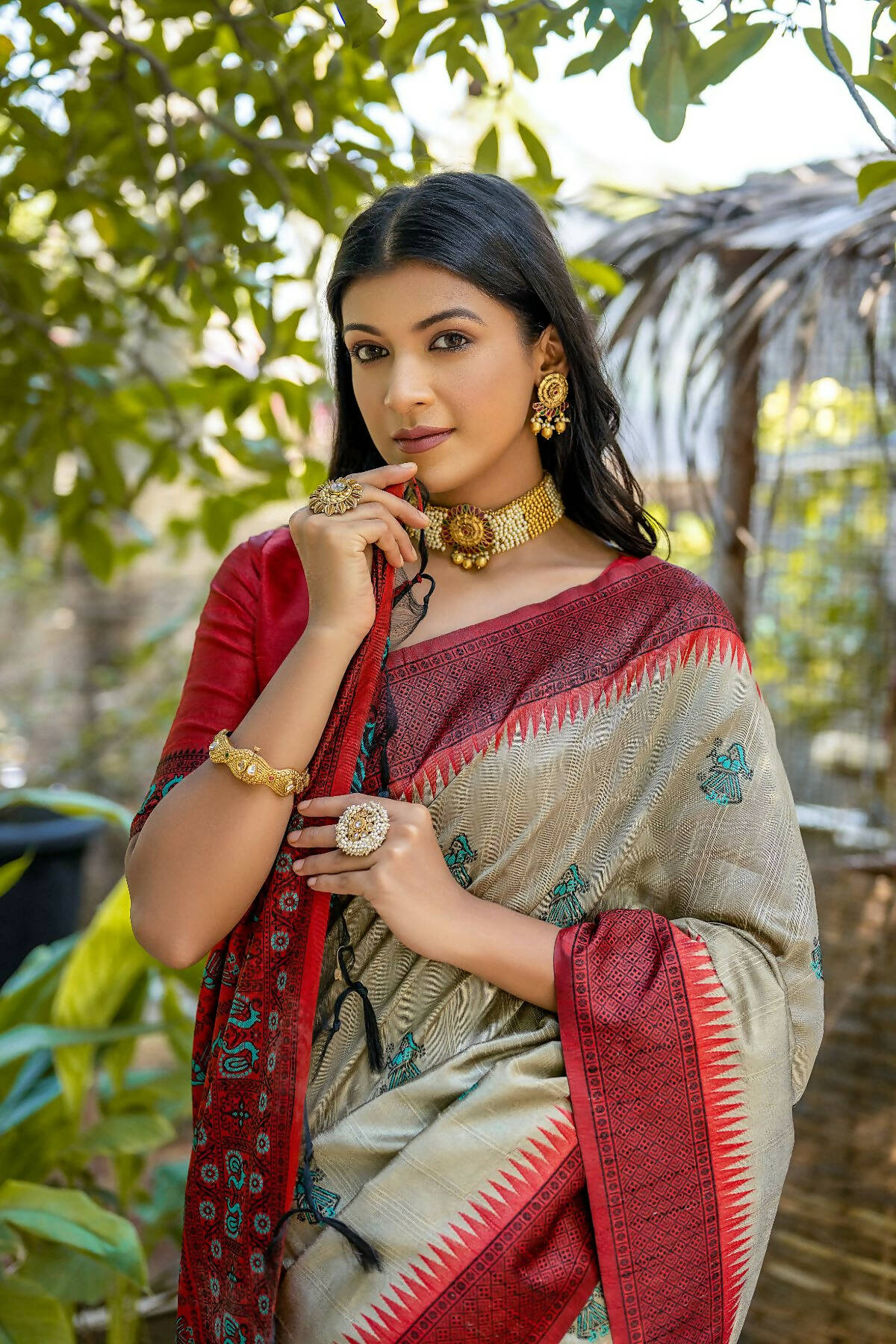 Vishnu Weaves Women's Cream Tussar Silk Zari Woven Saree with Blouse - Swadesiicart