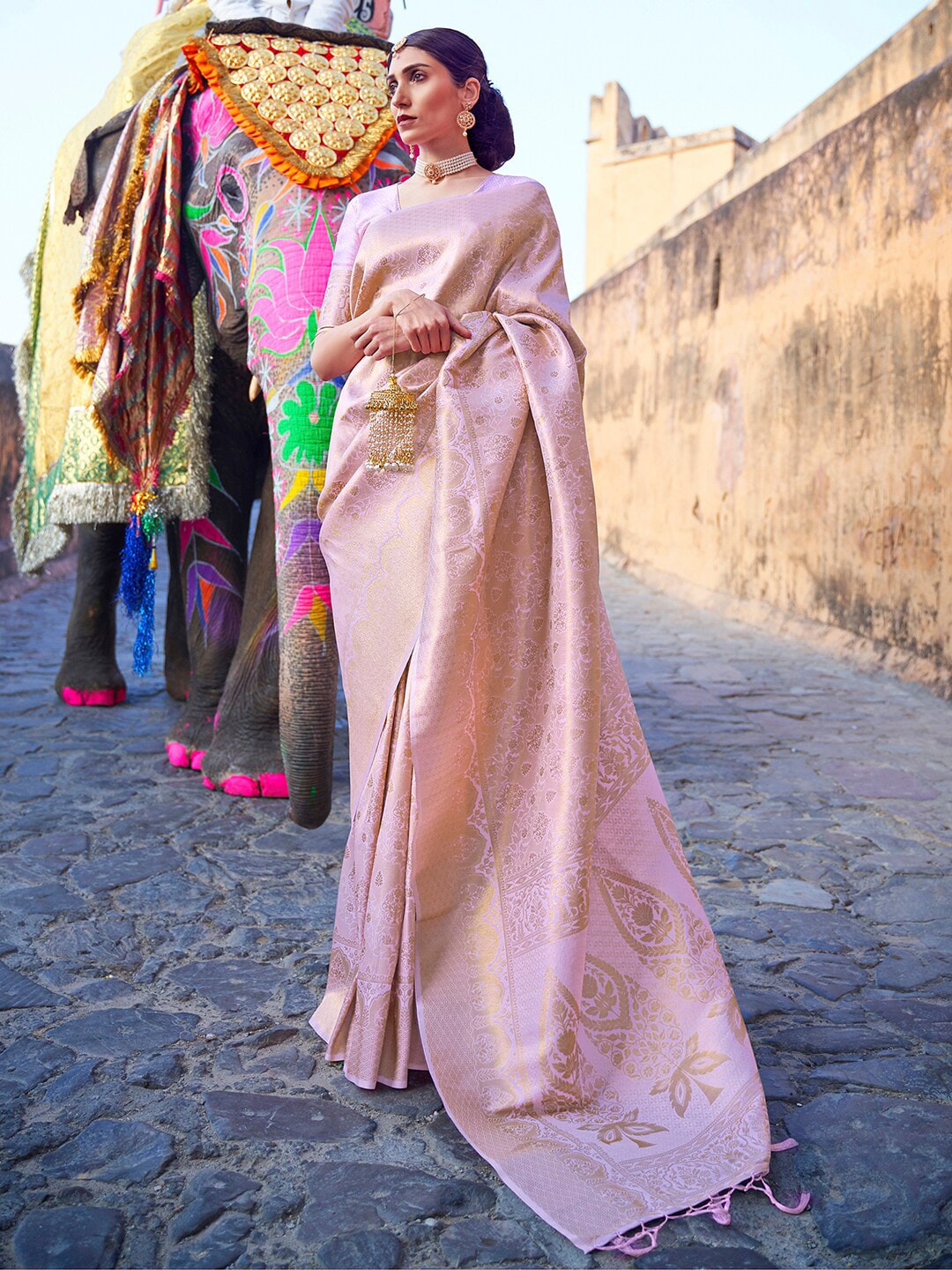 Mitera Lavender & Gold-Toned Woven Design Zari Silk Blend Banarasi Saree | Swadesiicart