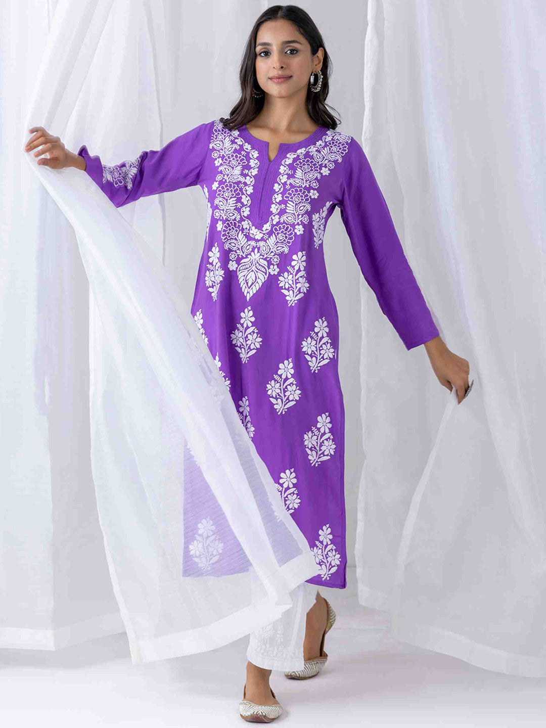 HOUSE OF KARI Floral Chikankari Embroidered Notched Round Neck Straight Kurta | Swadesiicart