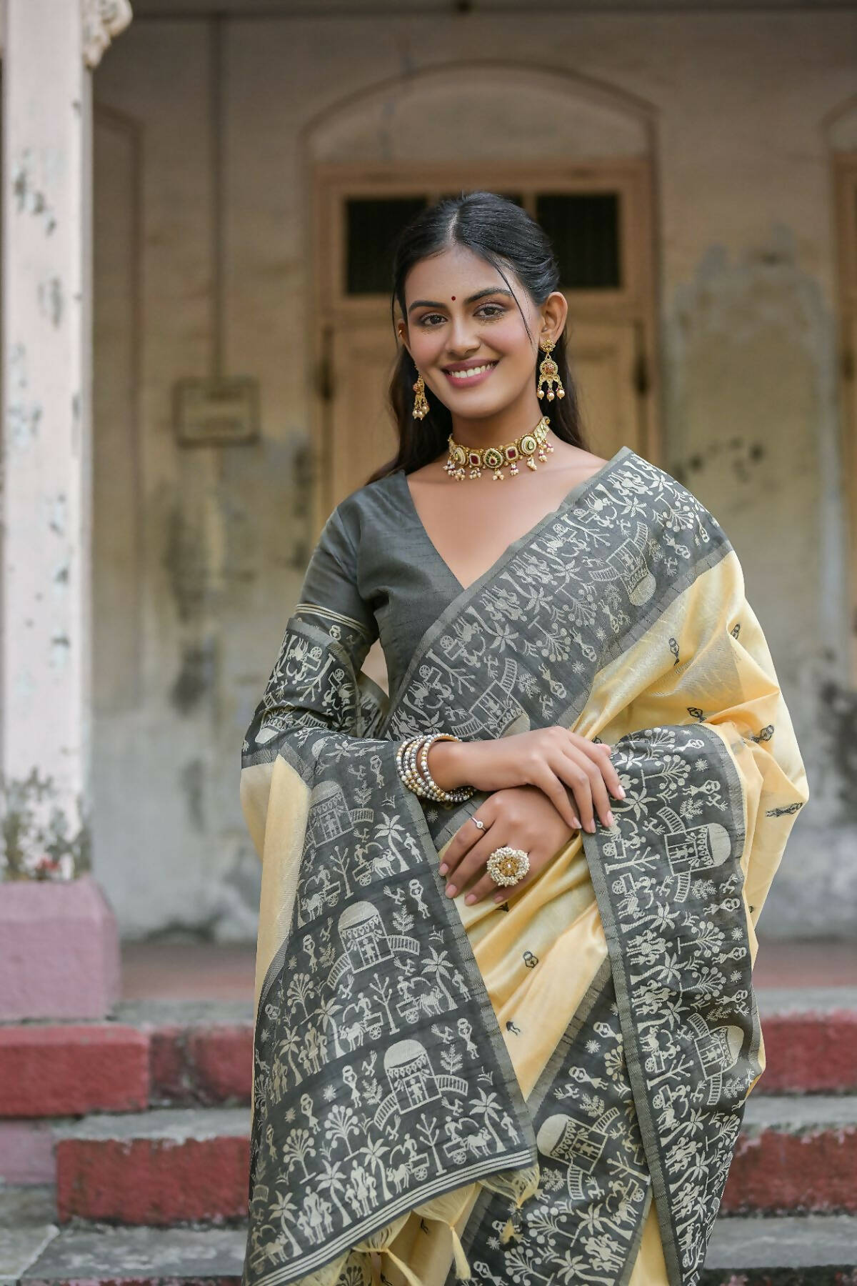 Vishnu Weaves Women's Black Handloom Raw Silk Woven Saree with Blouse - Swadesiicart