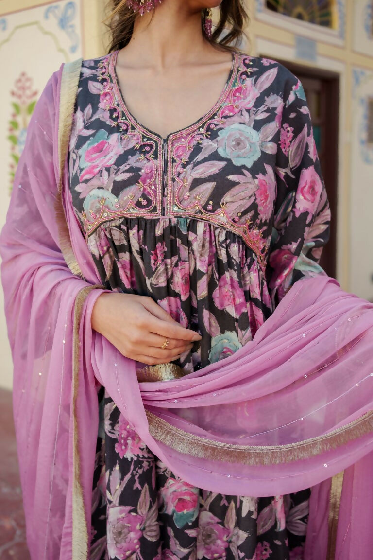 Vaasva Women Rani Muslin Embroidered Kurta, Pant & Dupatta Set | Swadesiicart