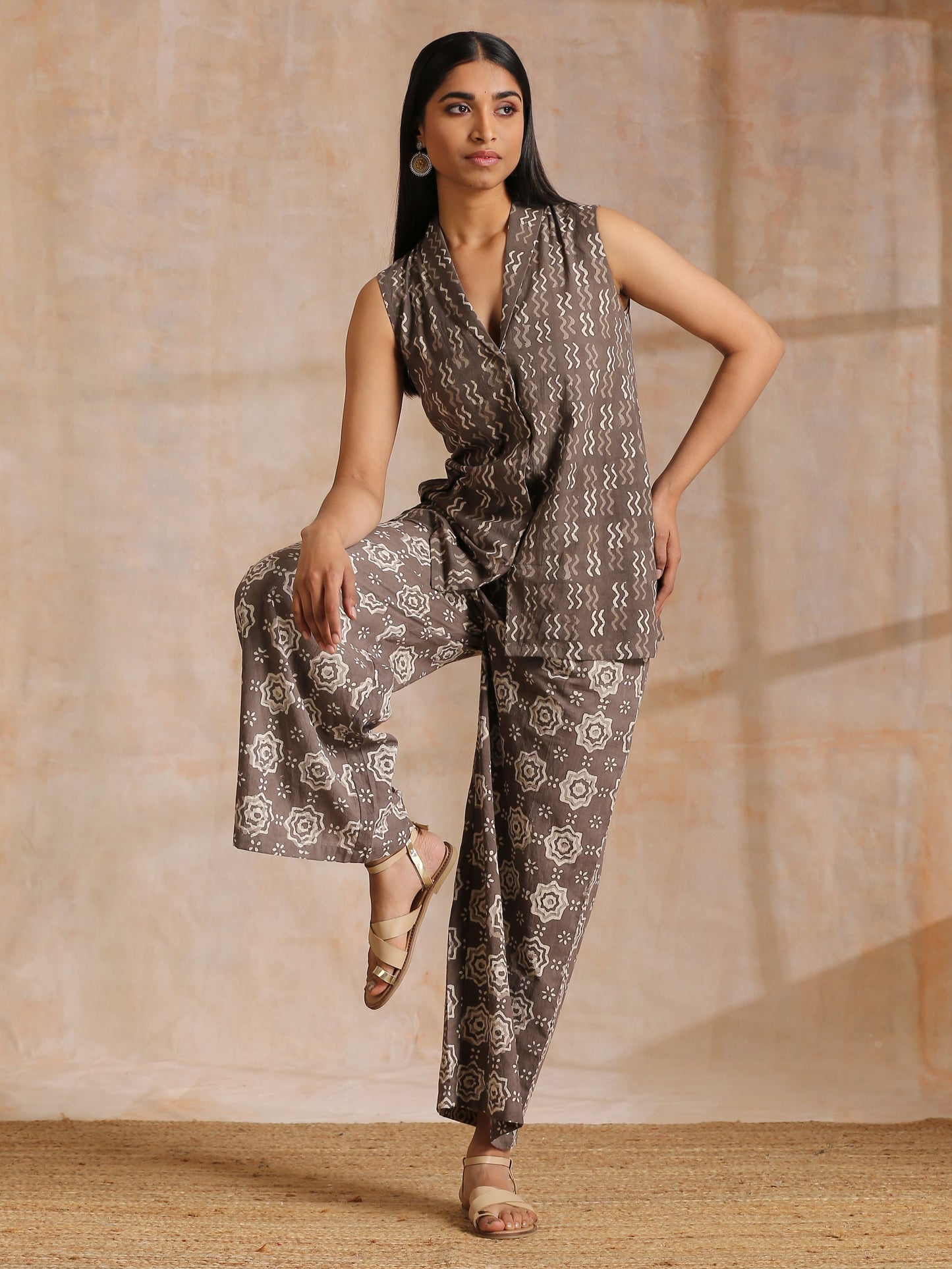 trueBrowns Clay Dabu Zig-Zag Motifs Print Cotton Sleeveless Jacket Pant Set | Swadesiicart