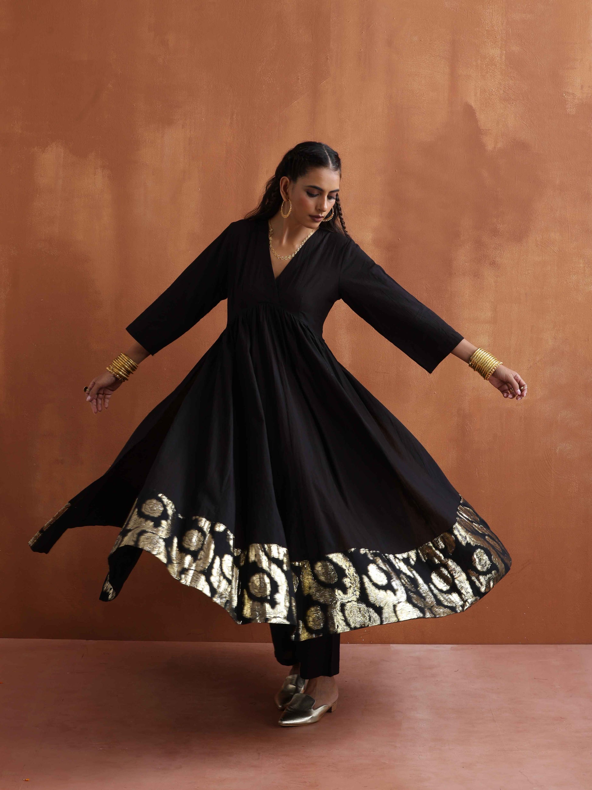 trueBrowns Black Metallic Flared Anarkali Kurta Set | Swadesiicart