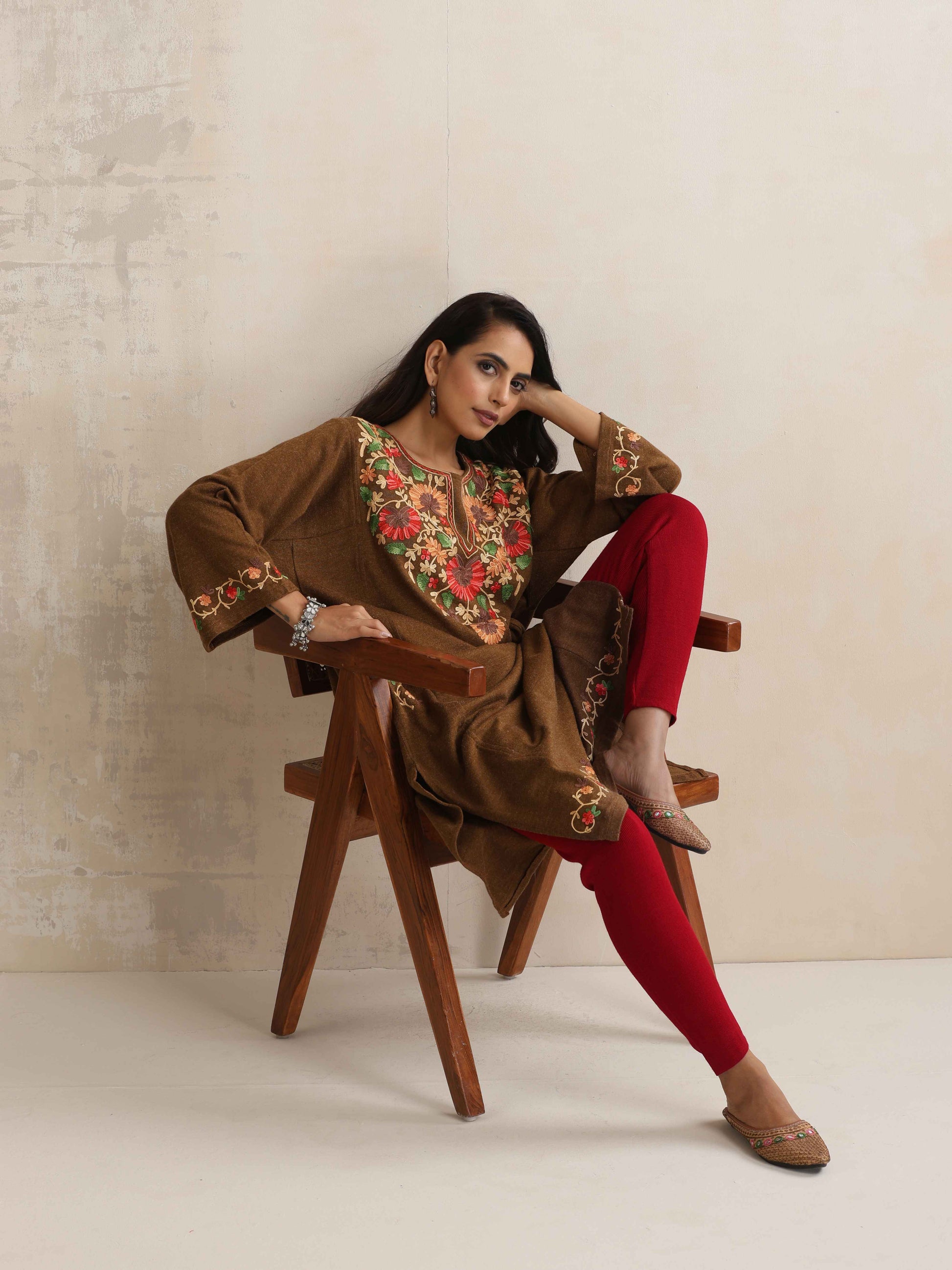 trueBrowns Brown Kashmiri Floral Embroidered Woollen Phiran Kurta | Swadesiicart