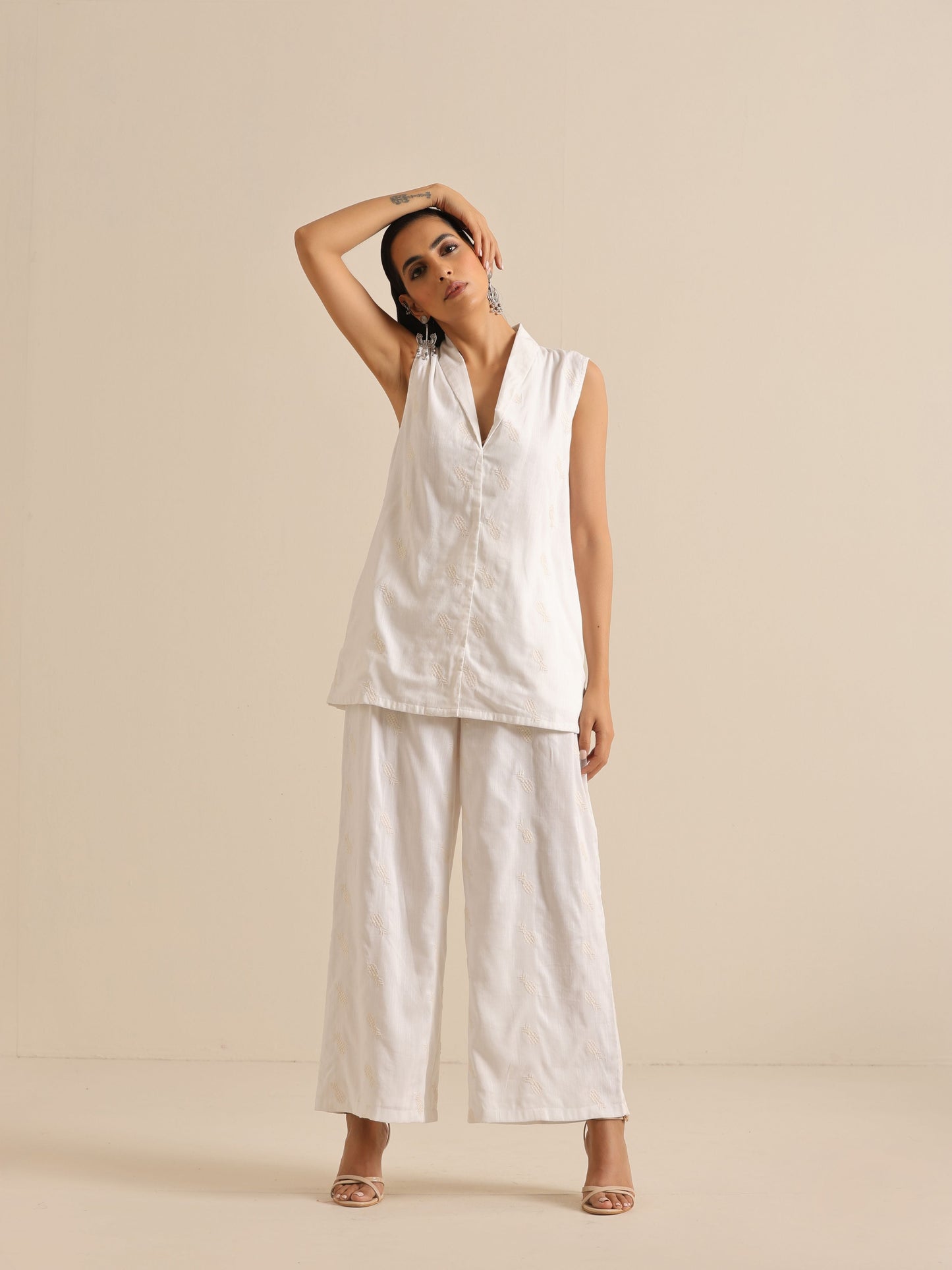 trueBrowns White Pineapple Sleeveless Jacket Pant Set | Swadesiicart