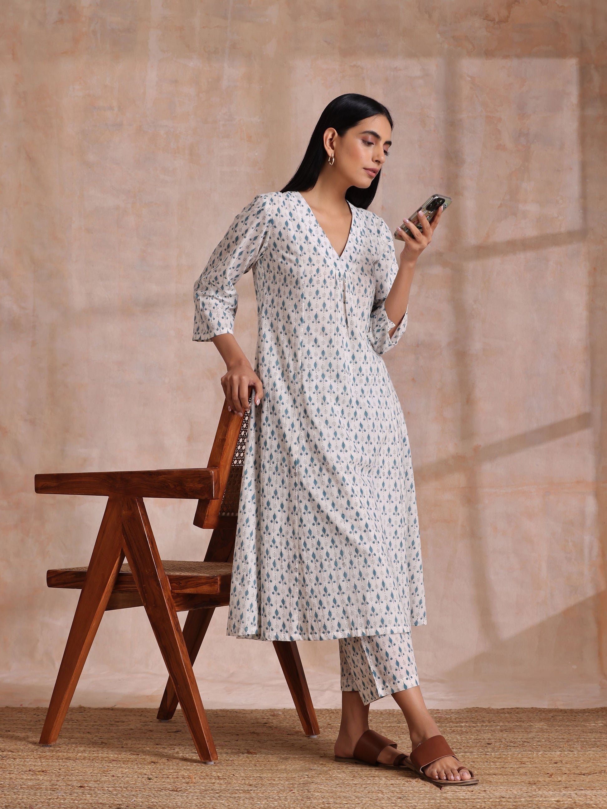 trueBrowns White With Teal Buta Block Print Cotton Front Neck Gathered Kurta Pant Set | Swadesiicart