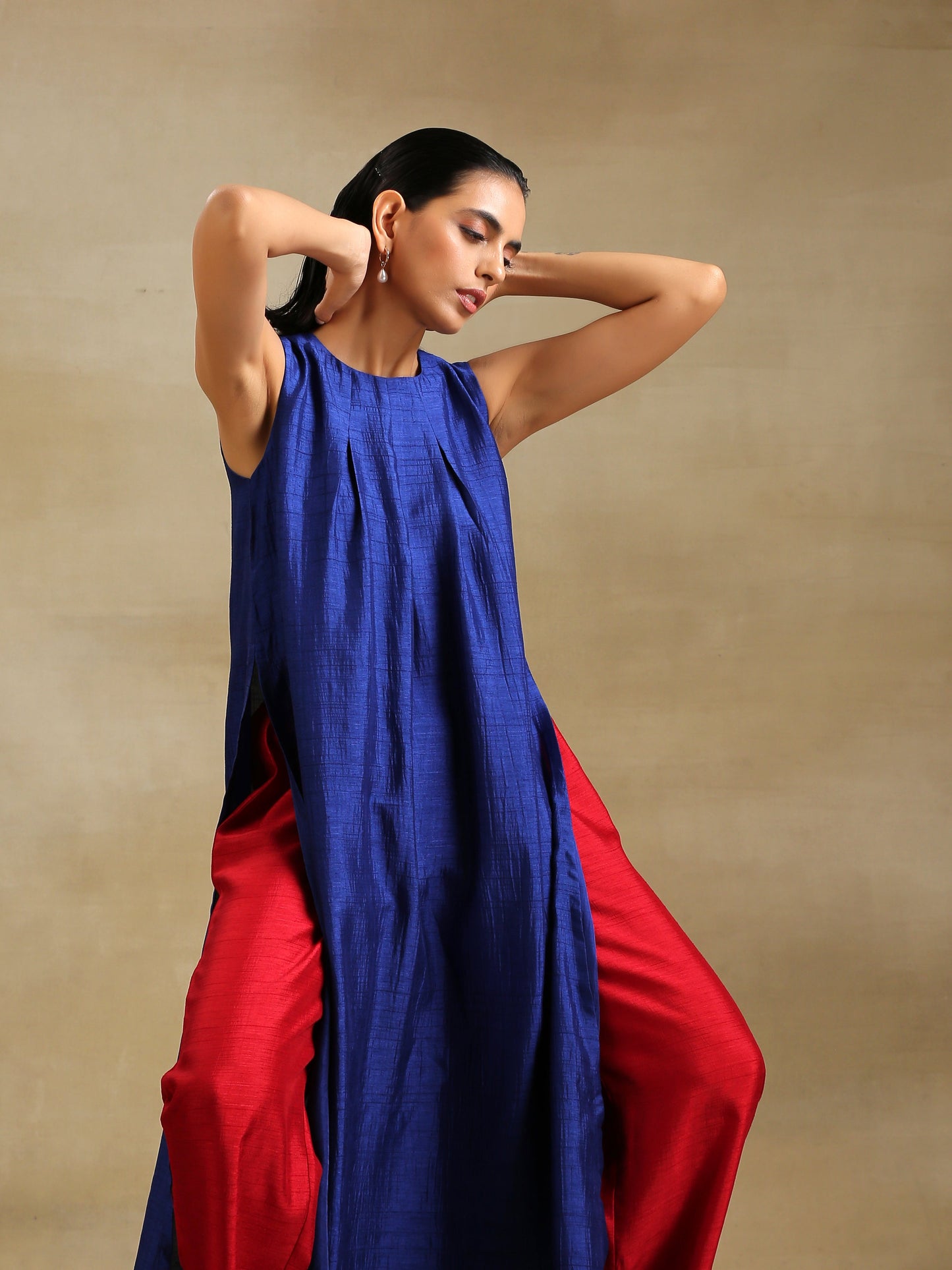 trueBrowns Blue Textured Silk Sleeveless Kurta Pant Set | Swadesiicart
