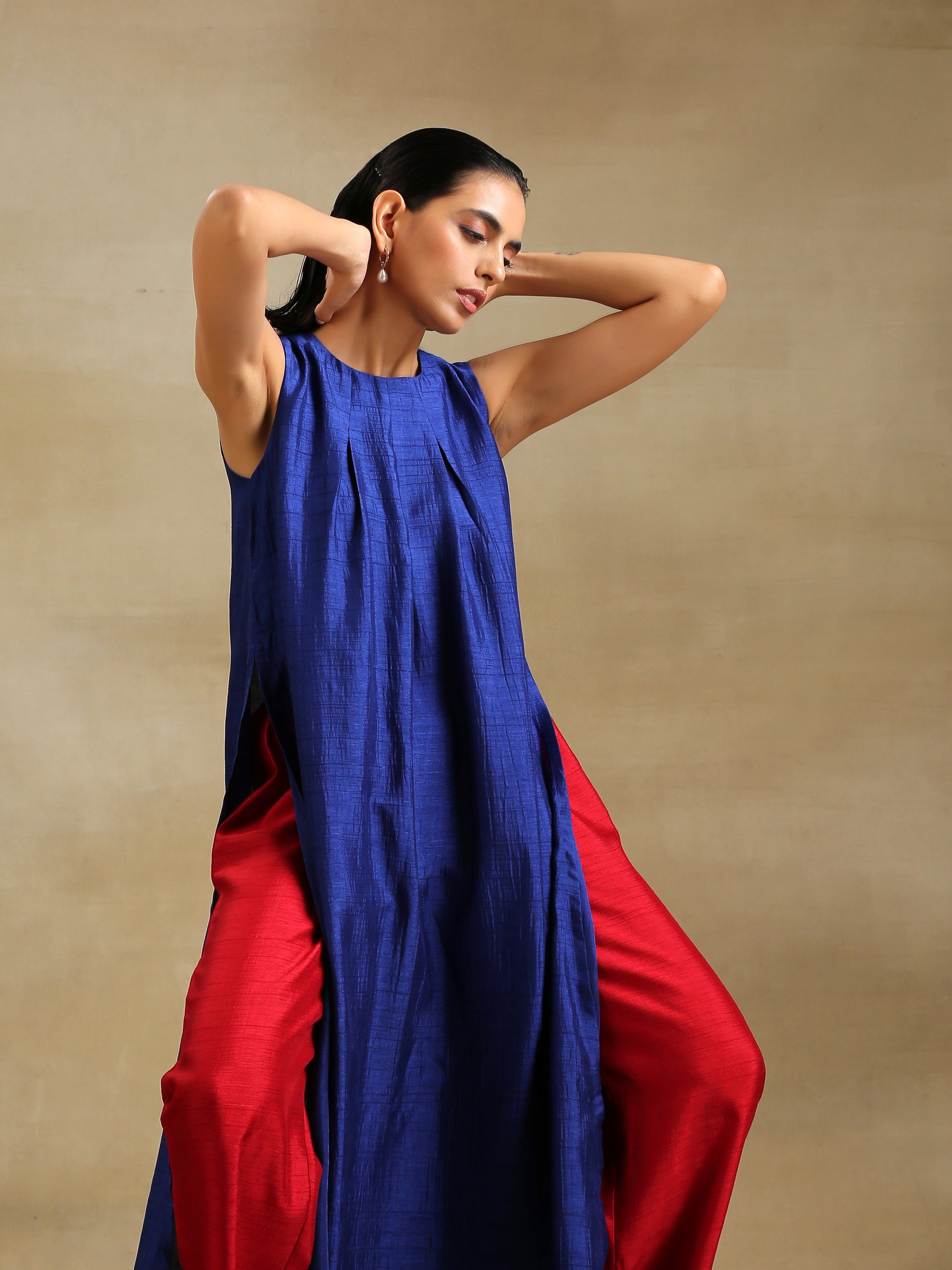 trueBrowns Blue Textured Silk Sleeveless Kurta Pant Set | Swadesiicart