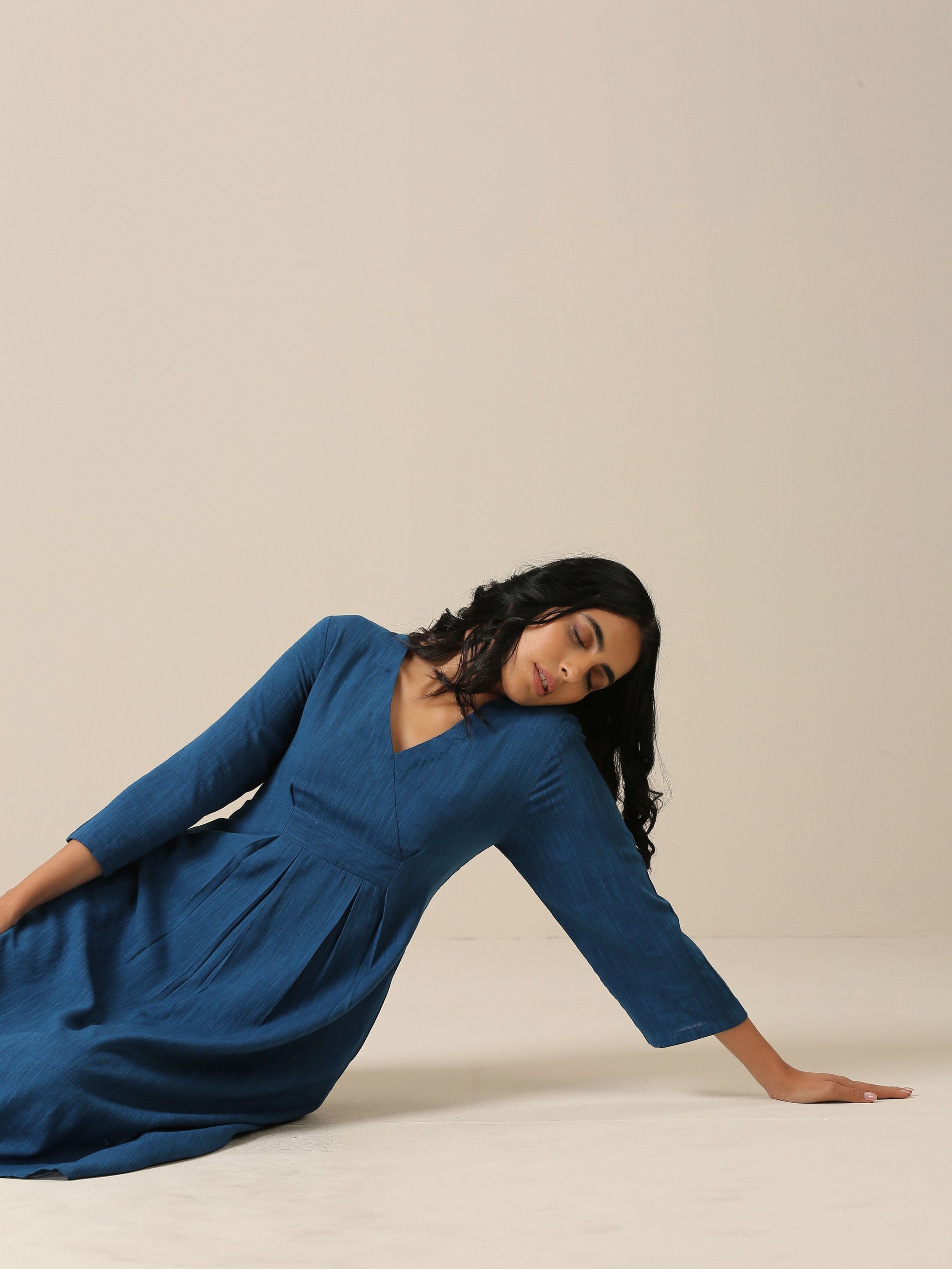 trueBrowns Classic Blue Slub Texture Overlap Pleat Kurta Pant Set | Swadesiicart