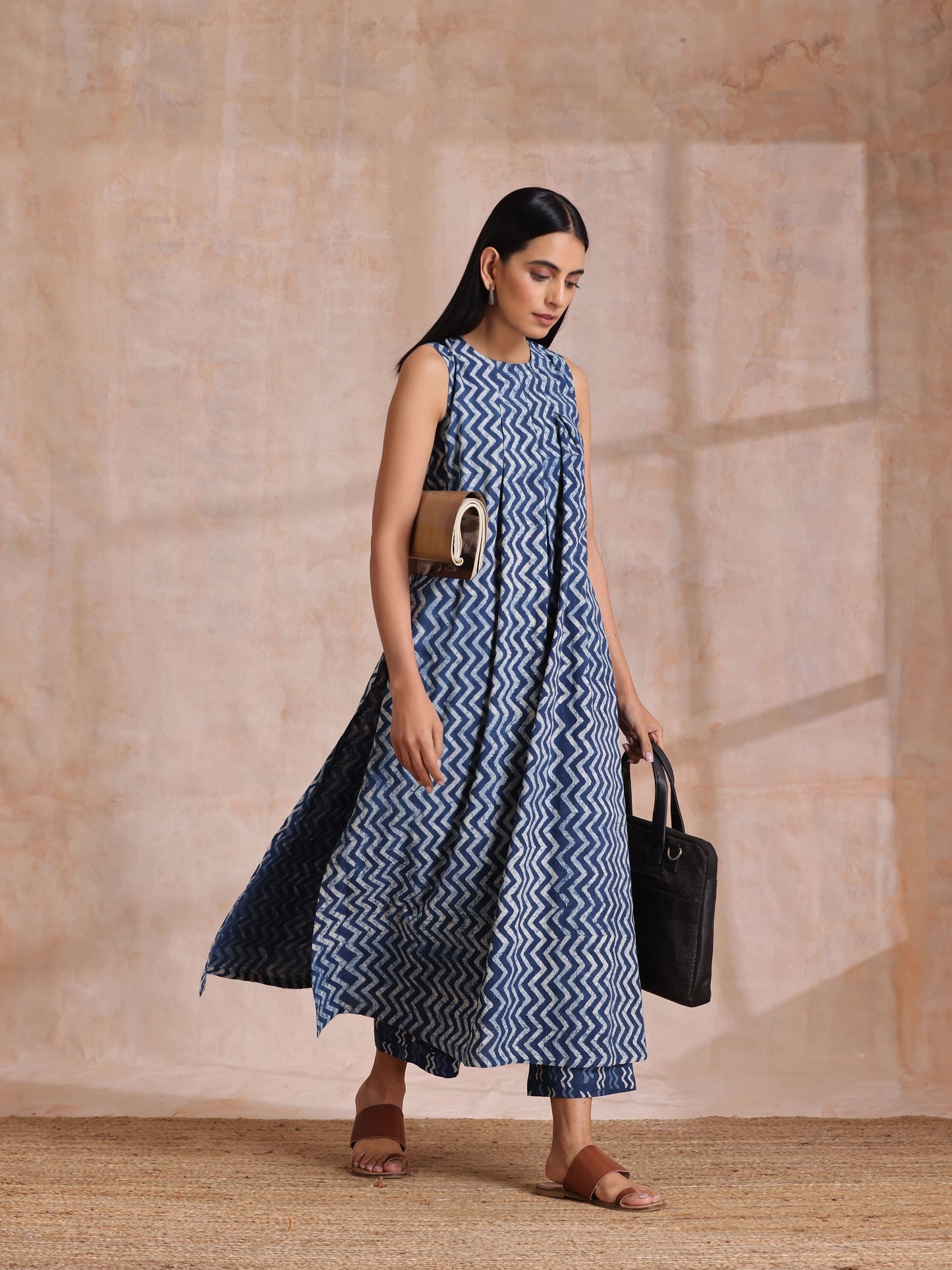 trueBrowns Indigo Dabu Zig-Zag Lines Print Cotton Sleeveless Kurta Pant Set | Swadesiicart