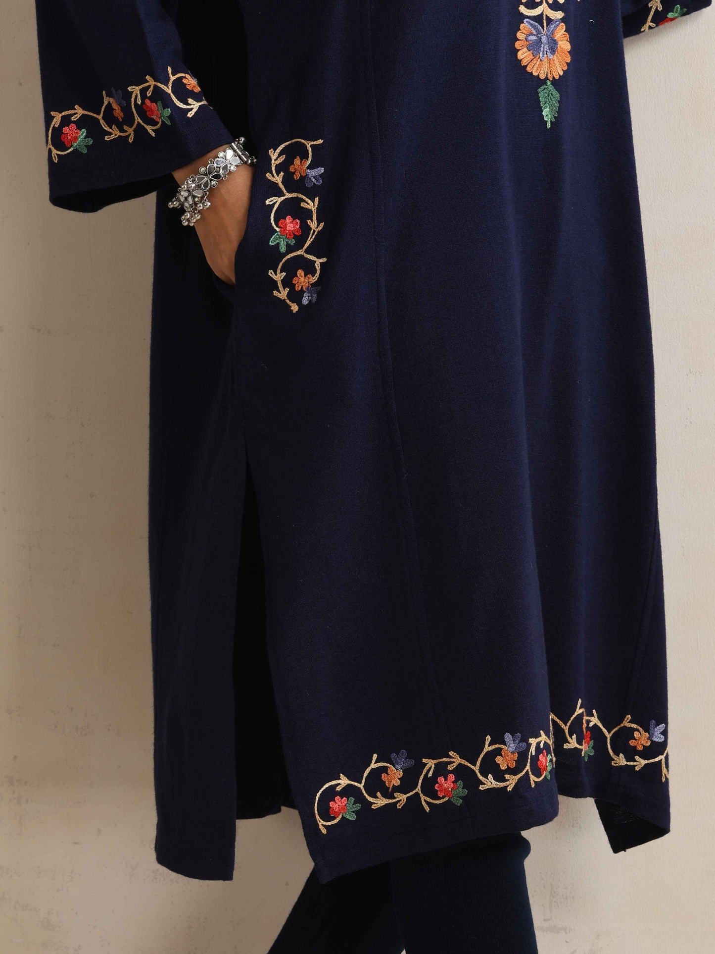 trueBrowns Blue Kashmiri Floral Embroidered Woollen Phiran Kurta | Swadesiicart