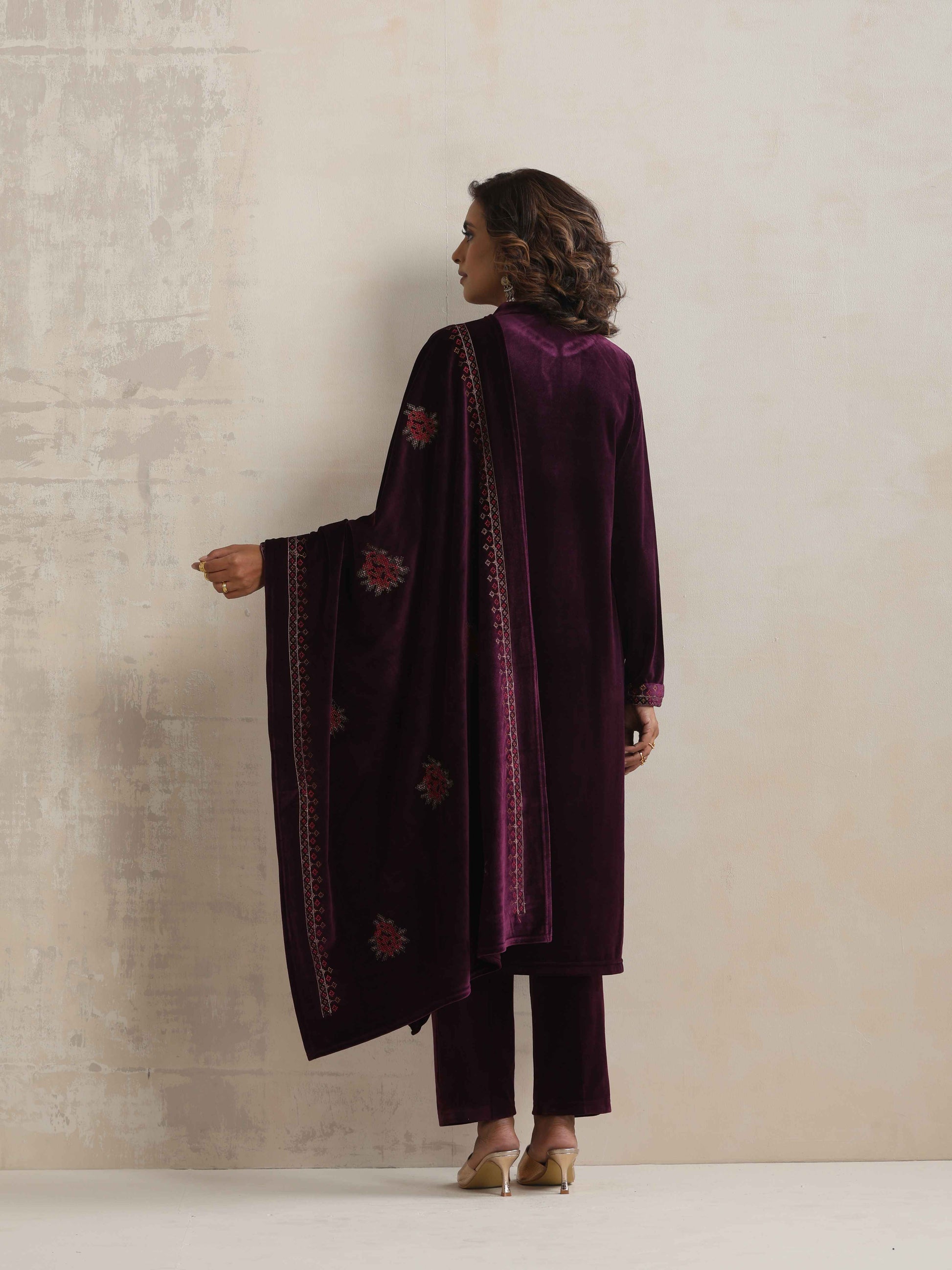 trueBrowns Purple Velvet Floral Embroidered Kurta Pant Dupatta Set | Swadesiicart