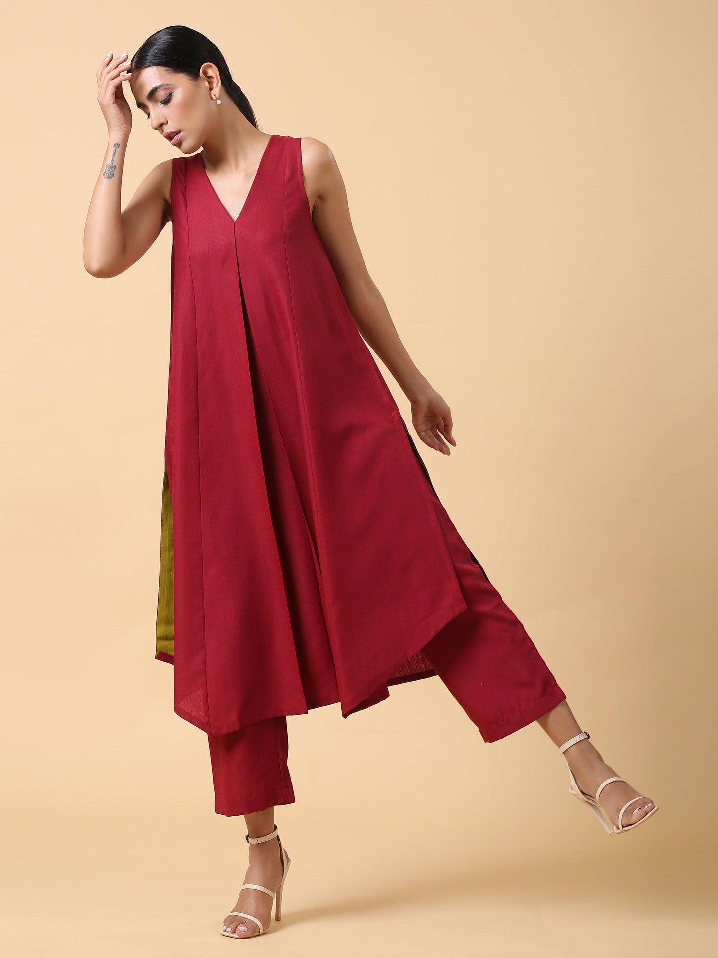 trueBrowns Cotton Linen Maroon Sleeveless Kurta Pant Set | Swadesiicart