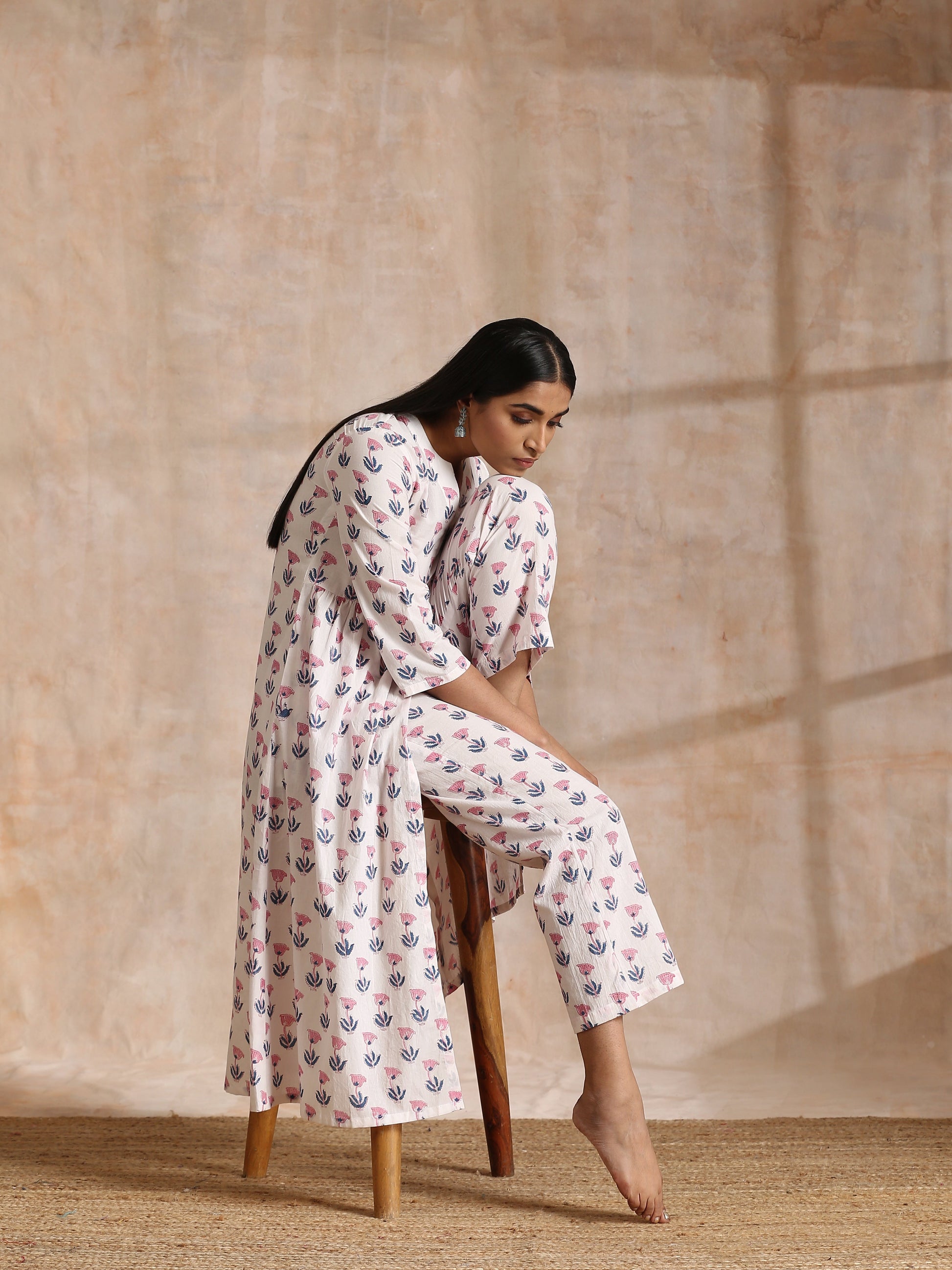 trueBrowns White With Pink Blue Buta Block Print Cotton Kurta Pant Set | Swadesiicart