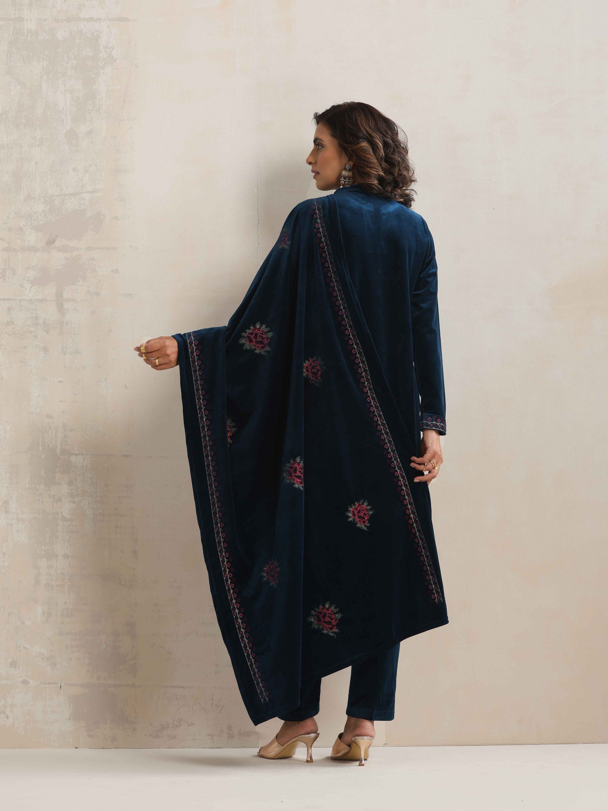 trueBrowns Blue Velvet Floral Embroidered Kurta Pant Dupatta Set | Swadesiicart
