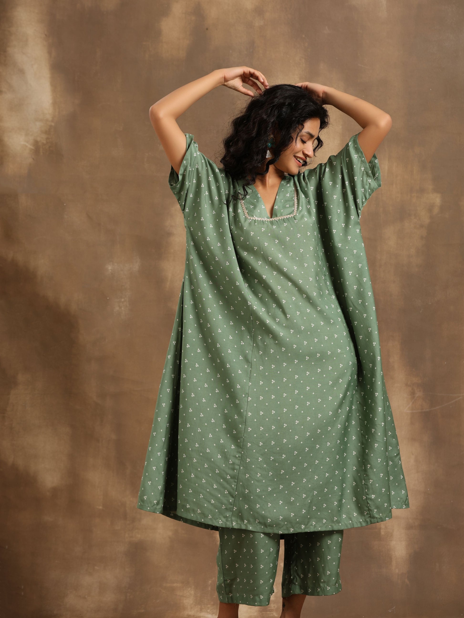trueBrowns Light Green Bandhani Printed Silk Oversized Kurta Pant Set | Swadesiicart