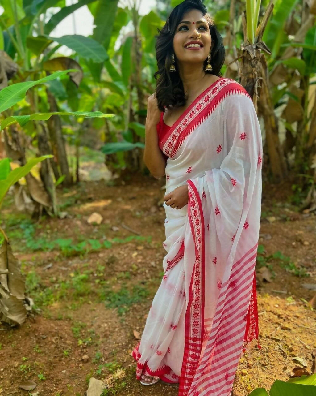 DEIANA'S Beautiful Designer Golden zari Soft Cotton Saree - White - Swadesiicart