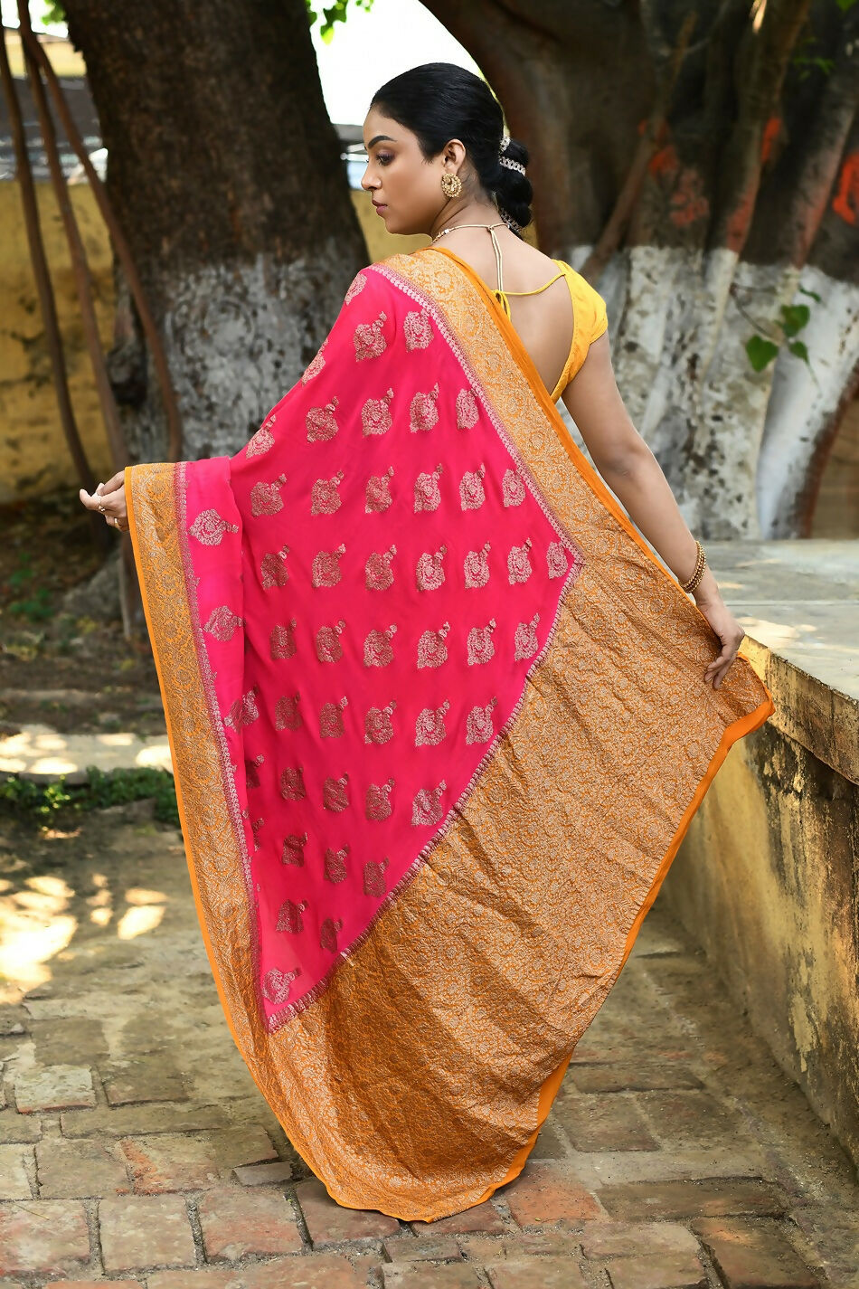 Joban Fashion Bright Pink Crepe Chiffon Pure Handloom Banarasi Silk Saree | Swadesiicart