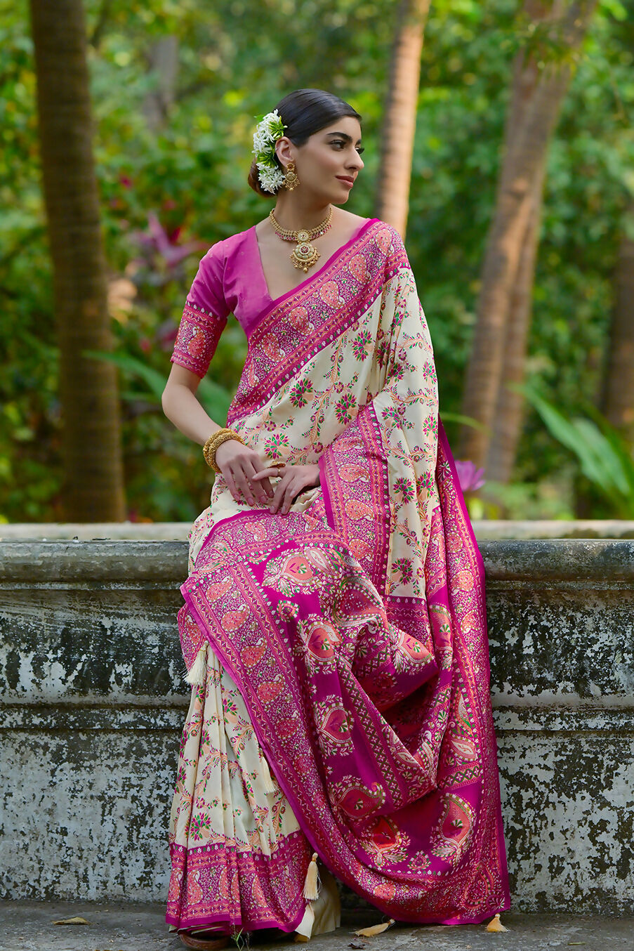 Vishnu Weaves Women's Cream Pashmina Silk Thread Woven Saree with Blouse - Swadesiicart
