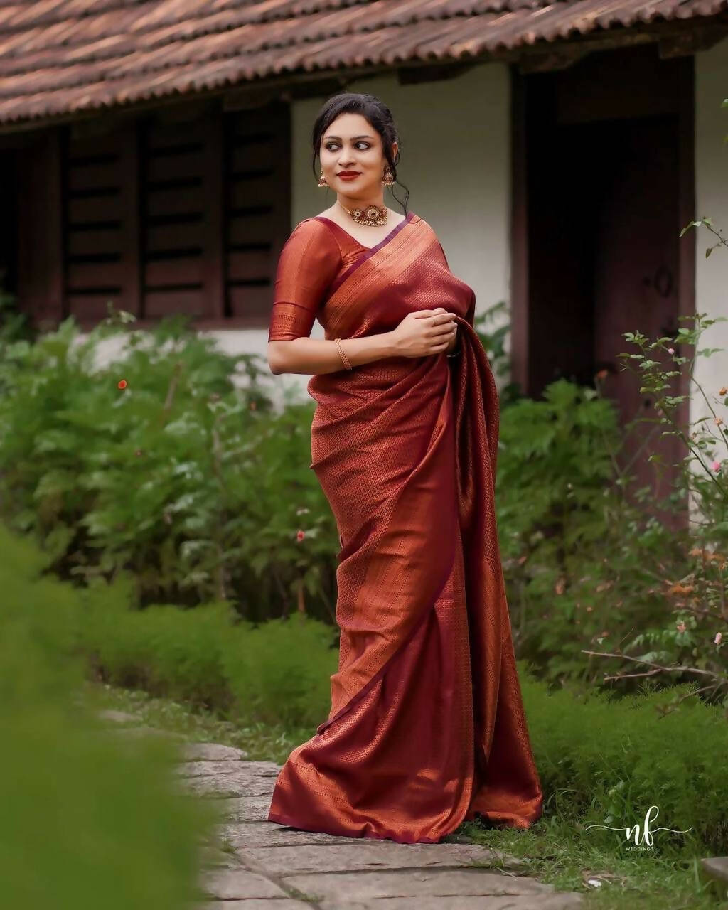 DEIANA'S Beautiful Designer Golden zari Soft Lichi Silk Saree - Maroon - Swadesiicart