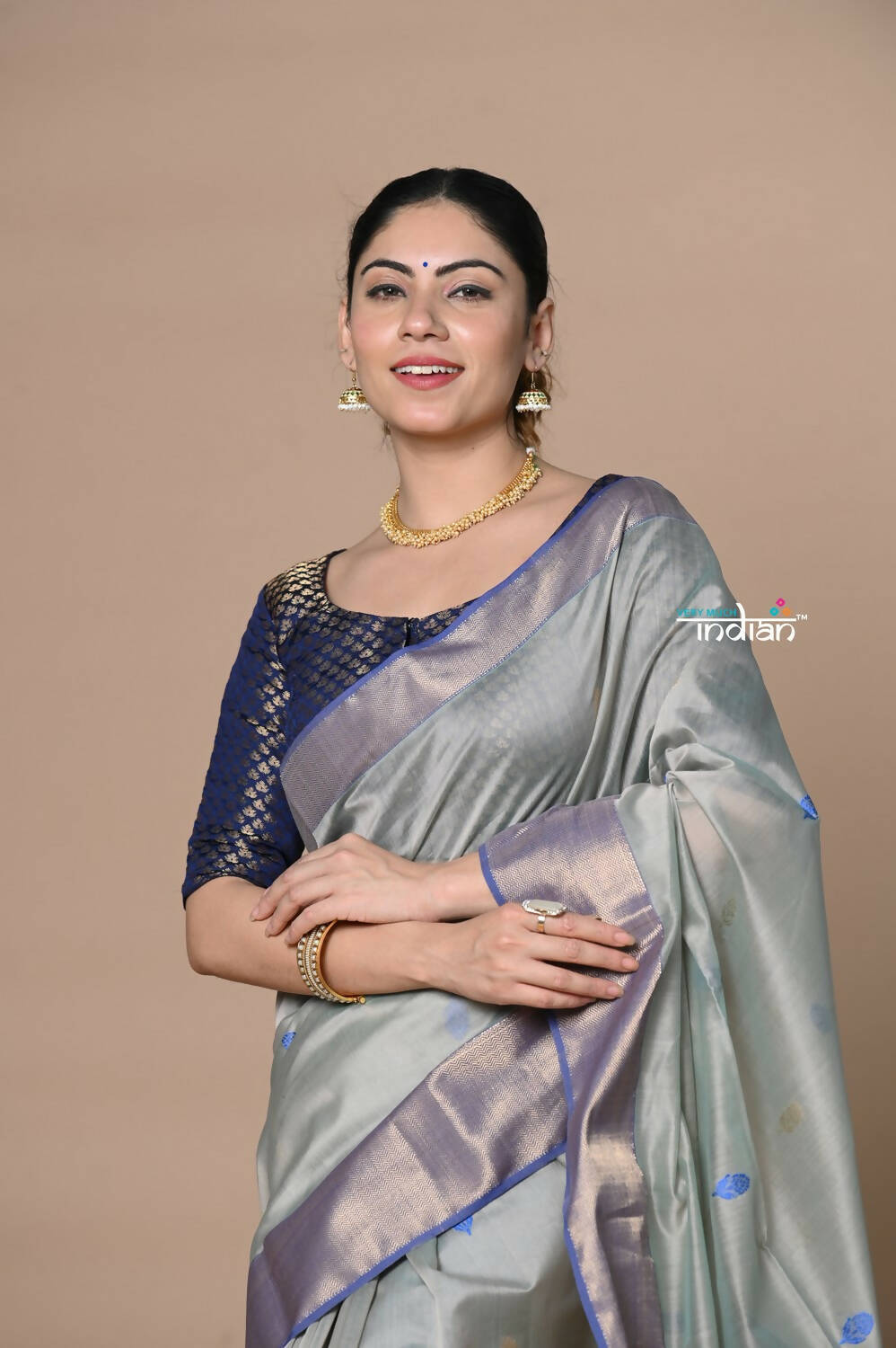 Very Much Indian Rajsi - Handloom Ari Checks Cotton Silk Saree With Golden Border - Grey | Swadesiicart