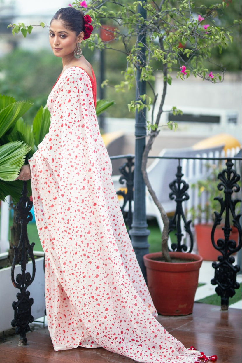 Very Much Indian Mastaani - Pure Mul Cotton Handloom Saree with Beautiful Heart Prints - Red | Swadesiicart
