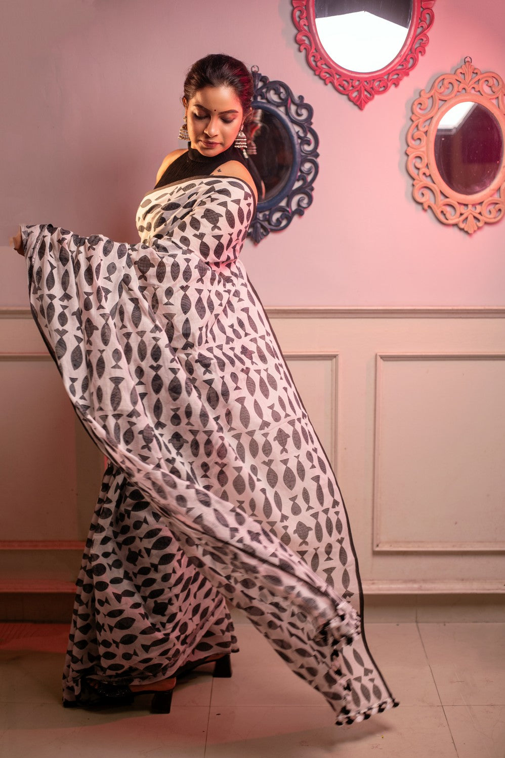 Very Much Indian Mastaani - Pure Mul Cotton Handloom Saree with Beautiful Floral Weaves - White | Swadesiicart