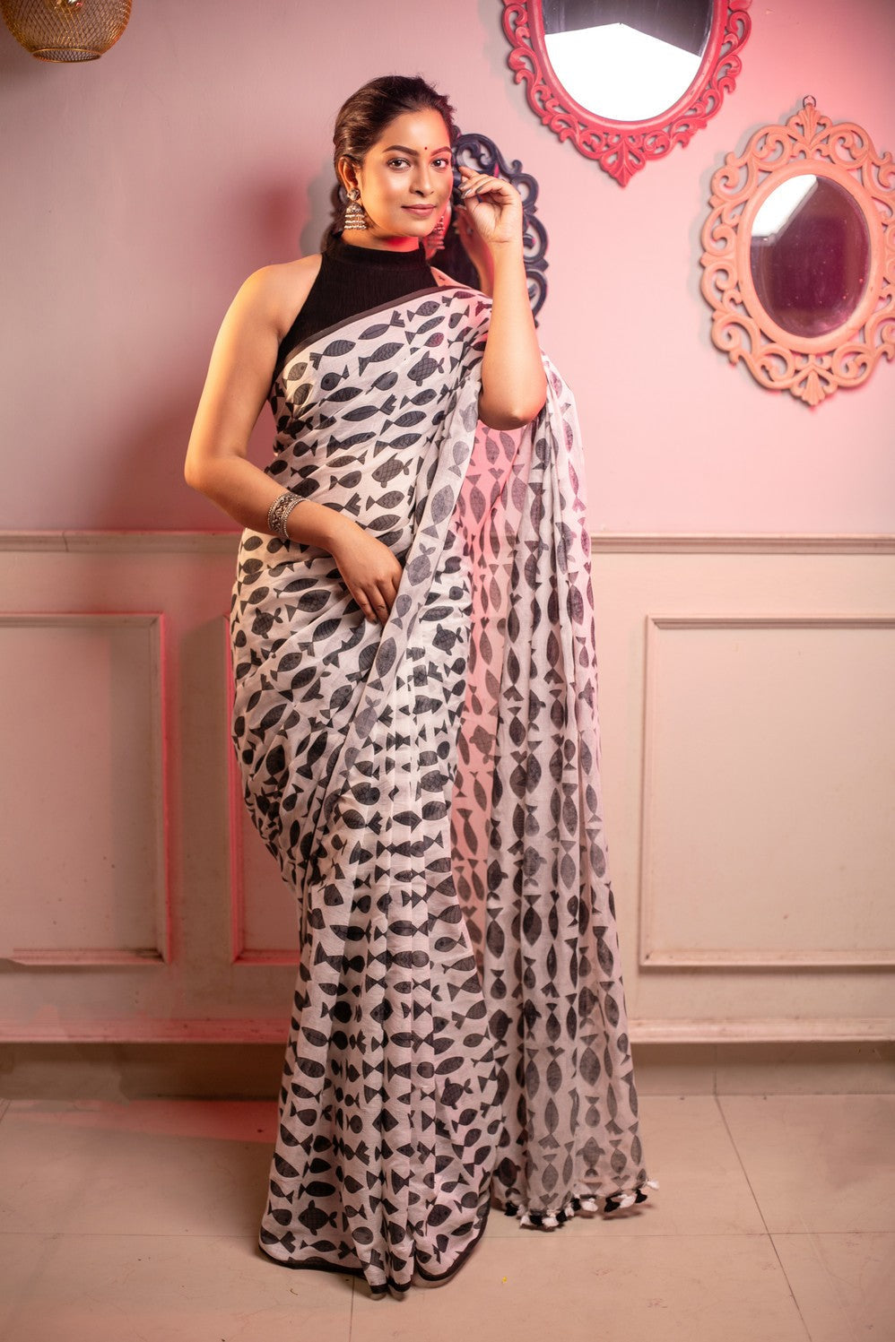 Very Much Indian Mastaani - Pure Mul Cotton Handloom Saree with Beautiful Floral Weaves - White | Swadesiicart
