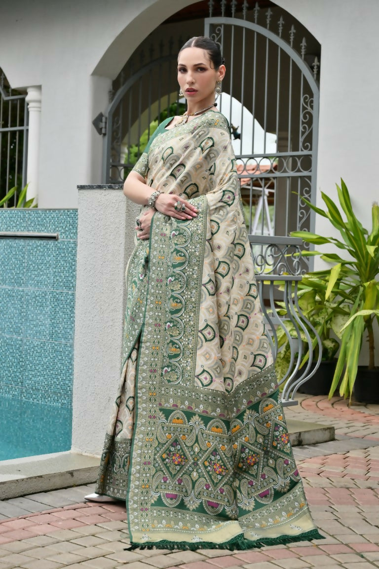Vishnu Weaves Women's Green Banarasi Silk Patola Zari Woven Saree with Blouse - Swadesiicart