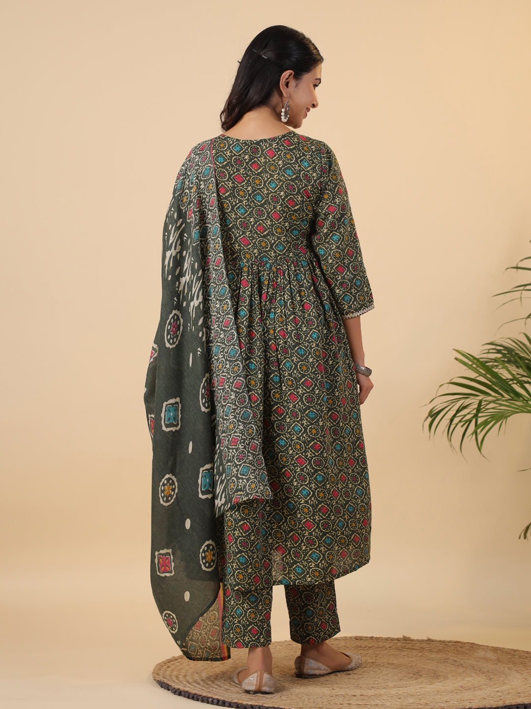 Janasya Angrakha Poly Cotton Green Gemometric V-Neck Kurta Set | Swadesiicart