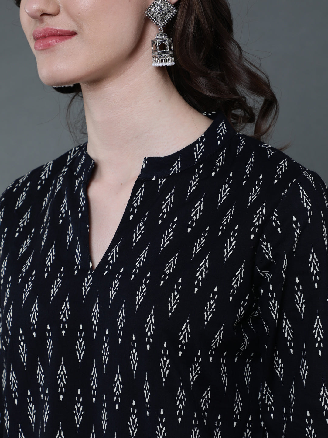 Antaran Black Pure Cotton Geometric Printed Tunic - Swadesiicart