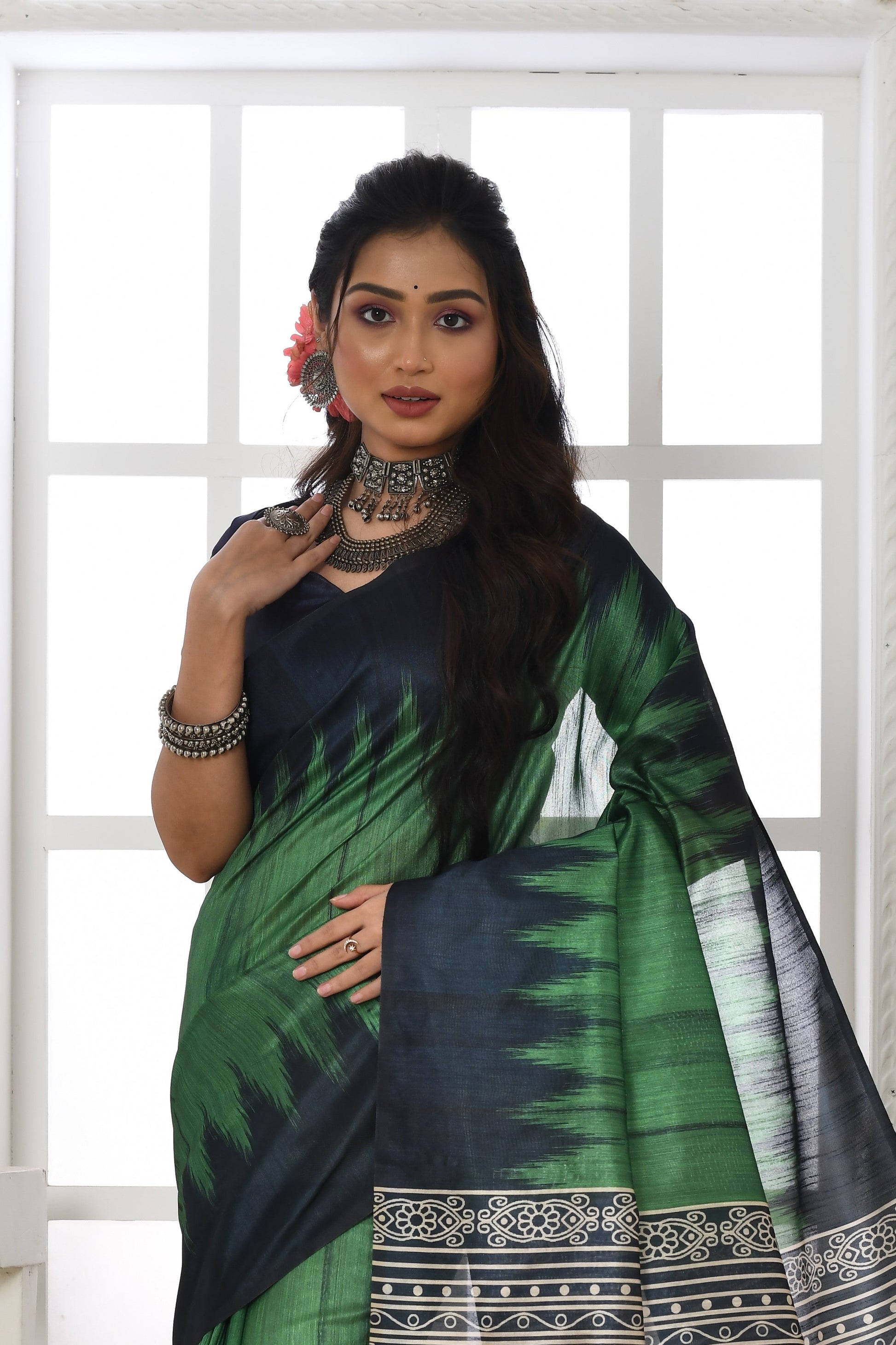 Vishnu Weaves Women's Green Tussar Silk Temple Print Saree with Blouse - Swadesiicart