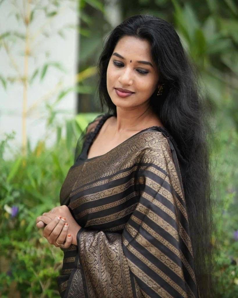 Vamika Weaving Banarasi Jacquard Black Kanjivaram Saree | Swadesiicart