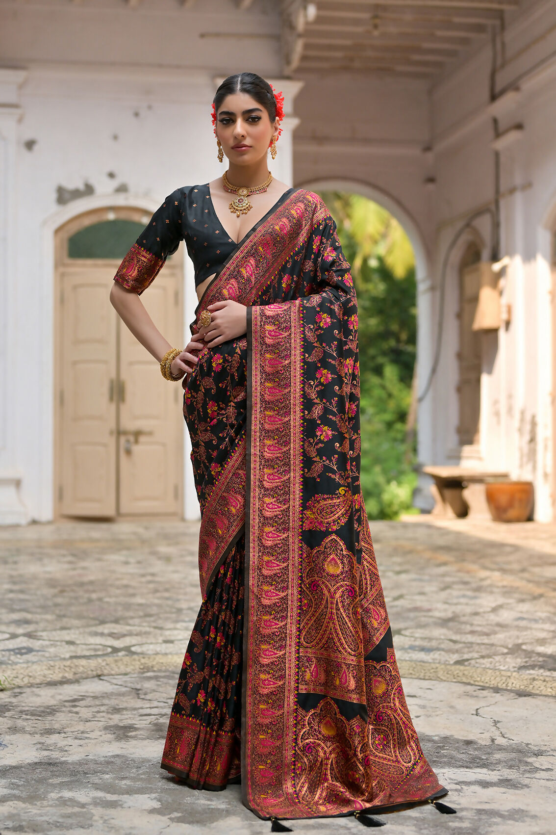 Vishnu Weaves Women's Black Silk Woven Saree with Blouse - Swadesiicart
