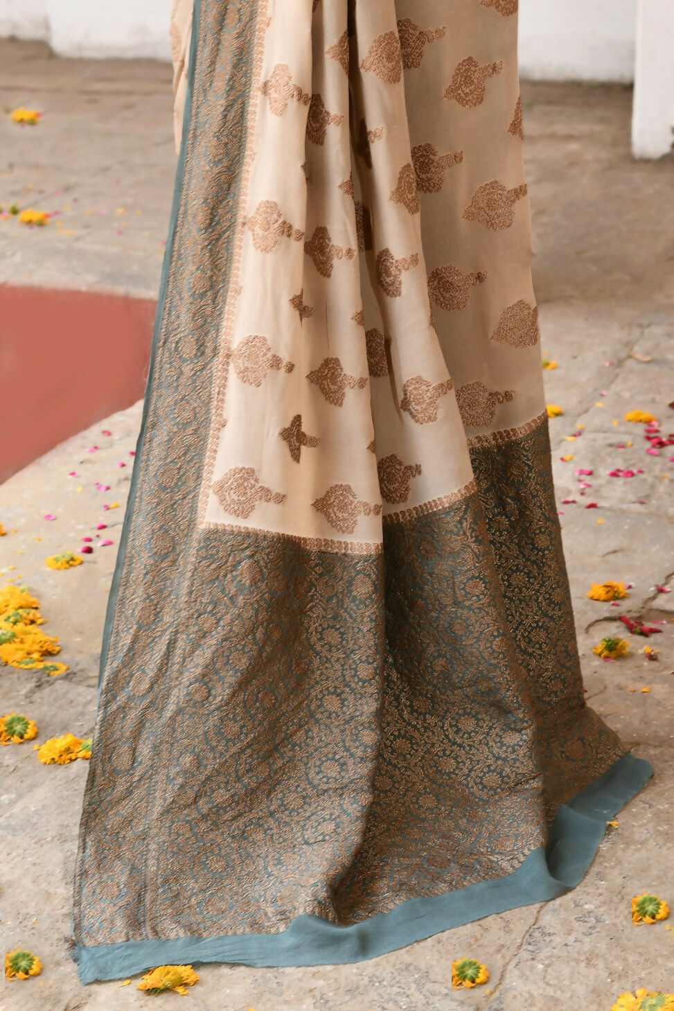 Joban Fashion Ivory Crepe Chiffon Pure Handloom Banarasi Silk Saree | Swadesiicart