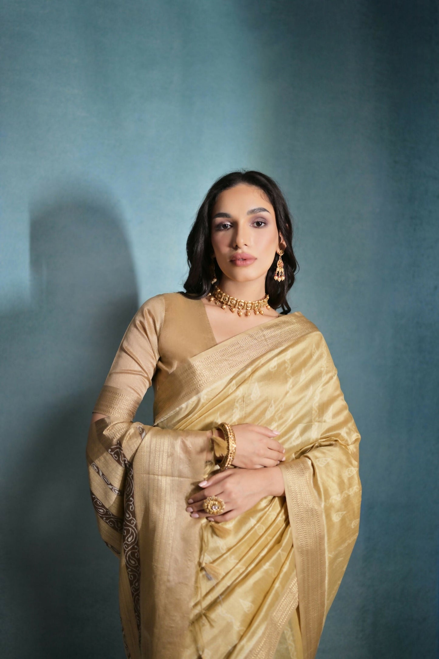 Vishnu Weaves Women's Cream Raw Silk Zari Woven Saree with Blouse - Swadesiicart