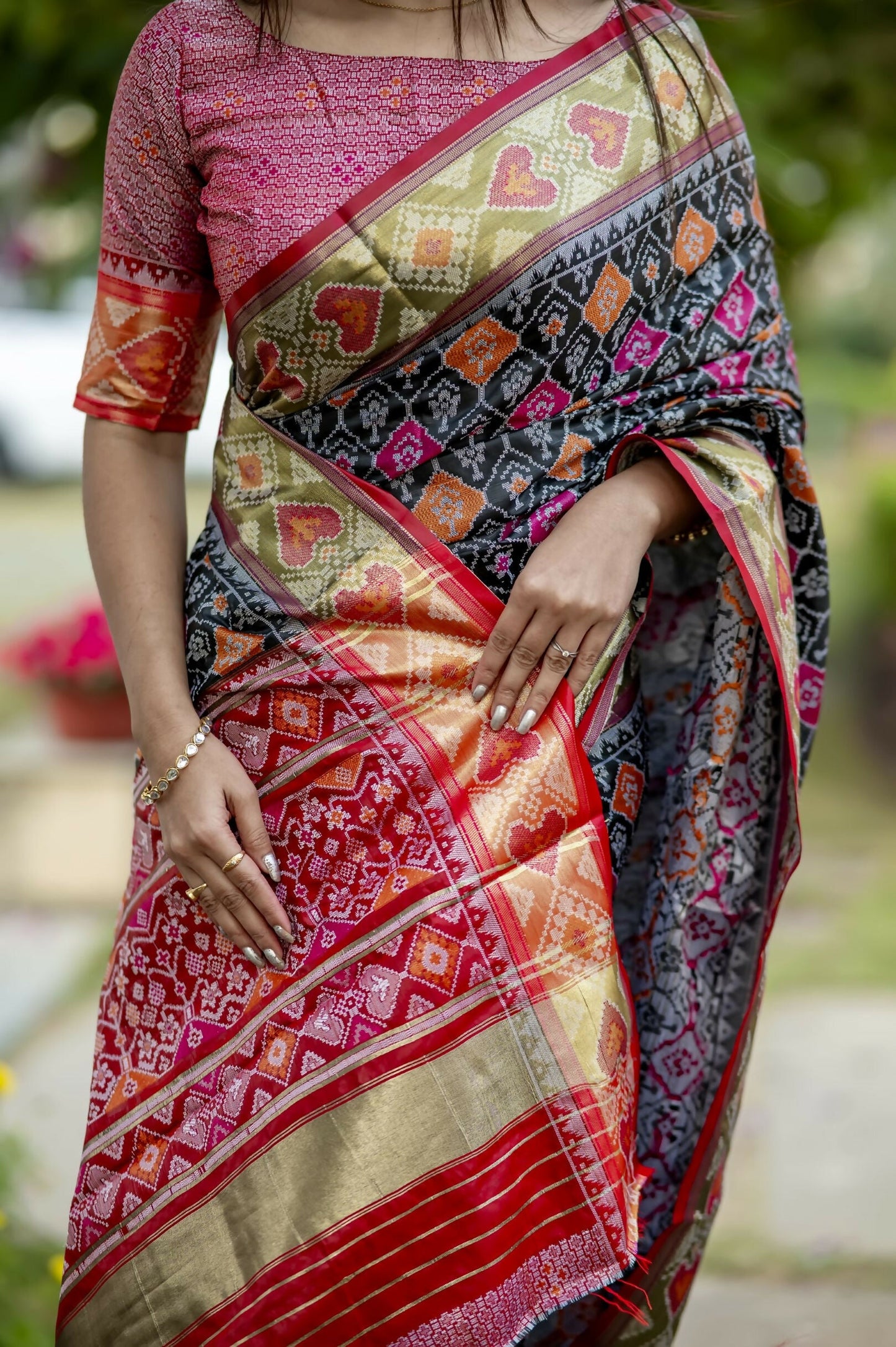 Vishnu Weaves Women's Black Banarasi Silk Saree with Blouse - Swadesiicart