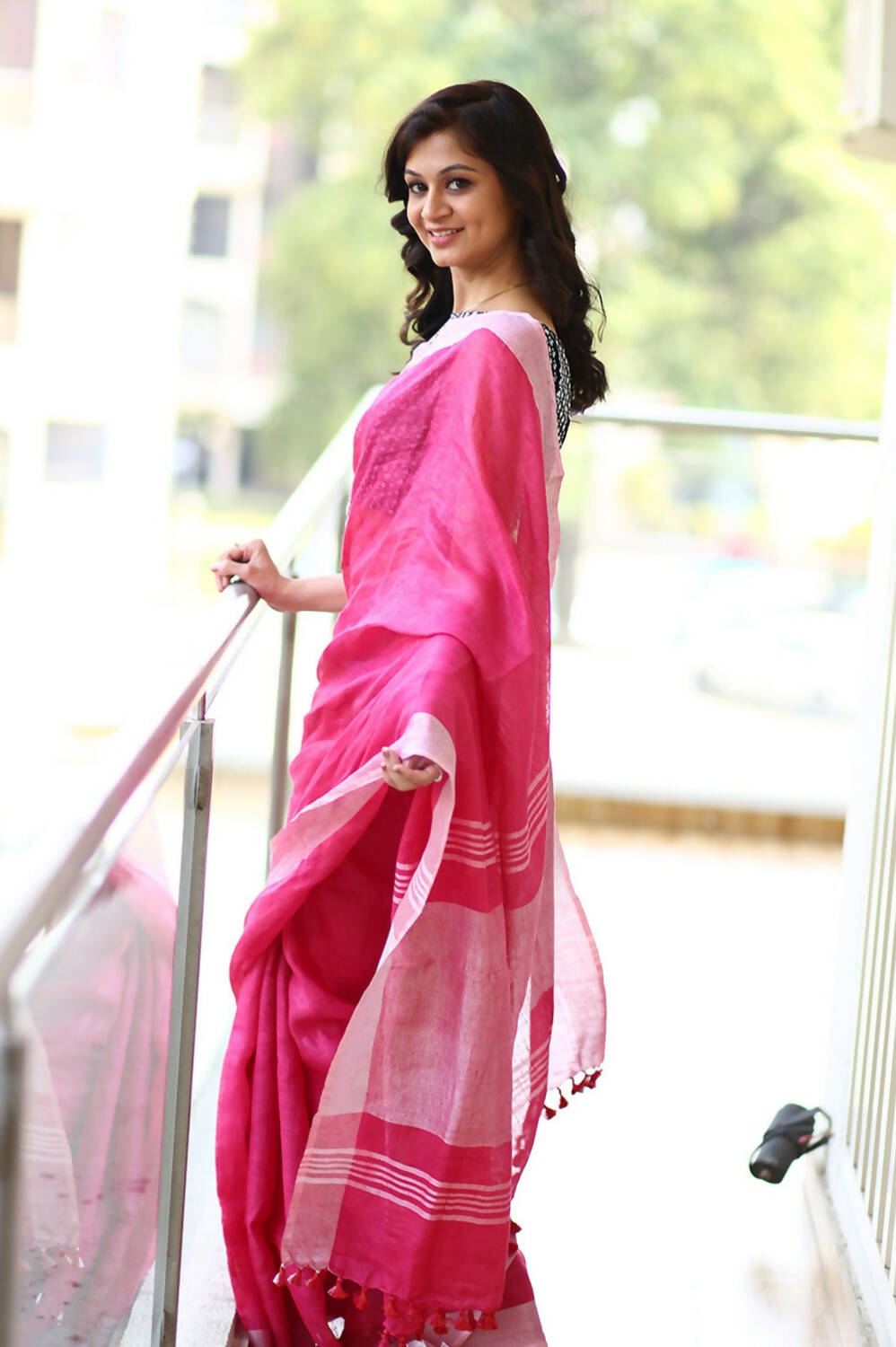 Very Much Indian Pure Linen Saree With Sleek Border And Exclusive Design - Pink | Swadesiicart