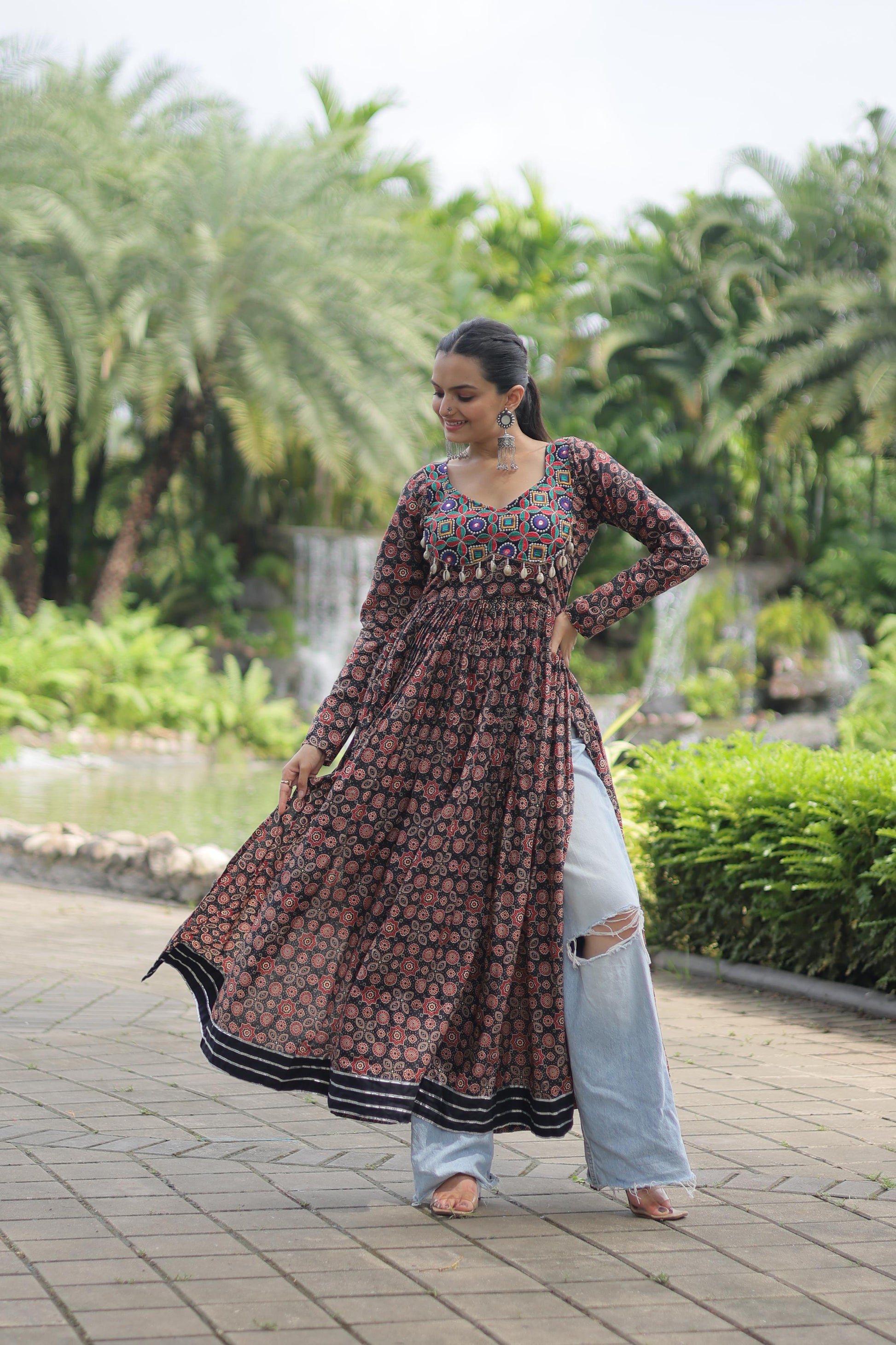 Lorenvalley Black Printed Cotton With Kutchi Gamthi Work And Kodi Lace Kurti | Swadesiicart