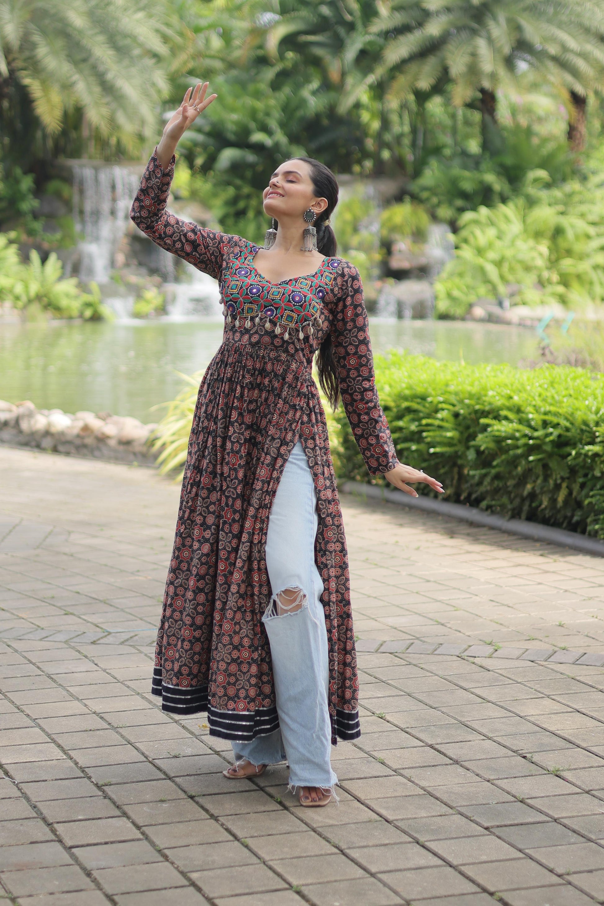 Lorenvalley Black Printed Cotton With Kutchi Gamthi Work And Kodi Lace Kurti | Swadesiicart