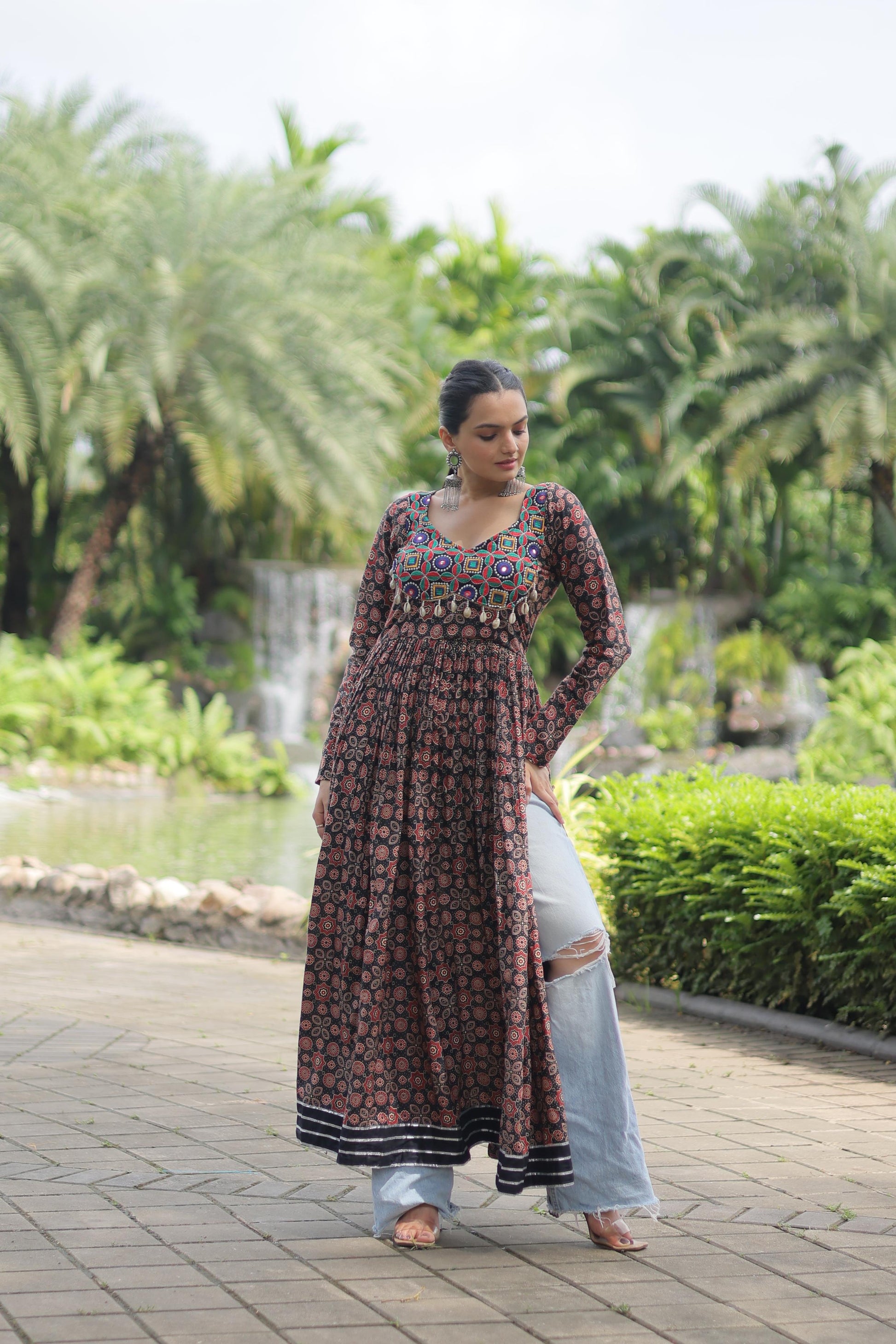 Lorenvalley Black Printed Cotton With Kutchi Gamthi Work And Kodi Lace Kurti | Swadesiicart
