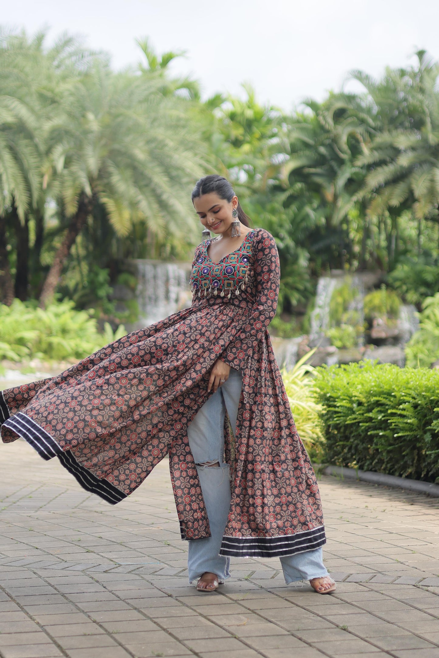 Lorenvalley Black Printed Cotton With Kutchi Gamthi Work And Kodi Lace Kurti | Swadesiicart