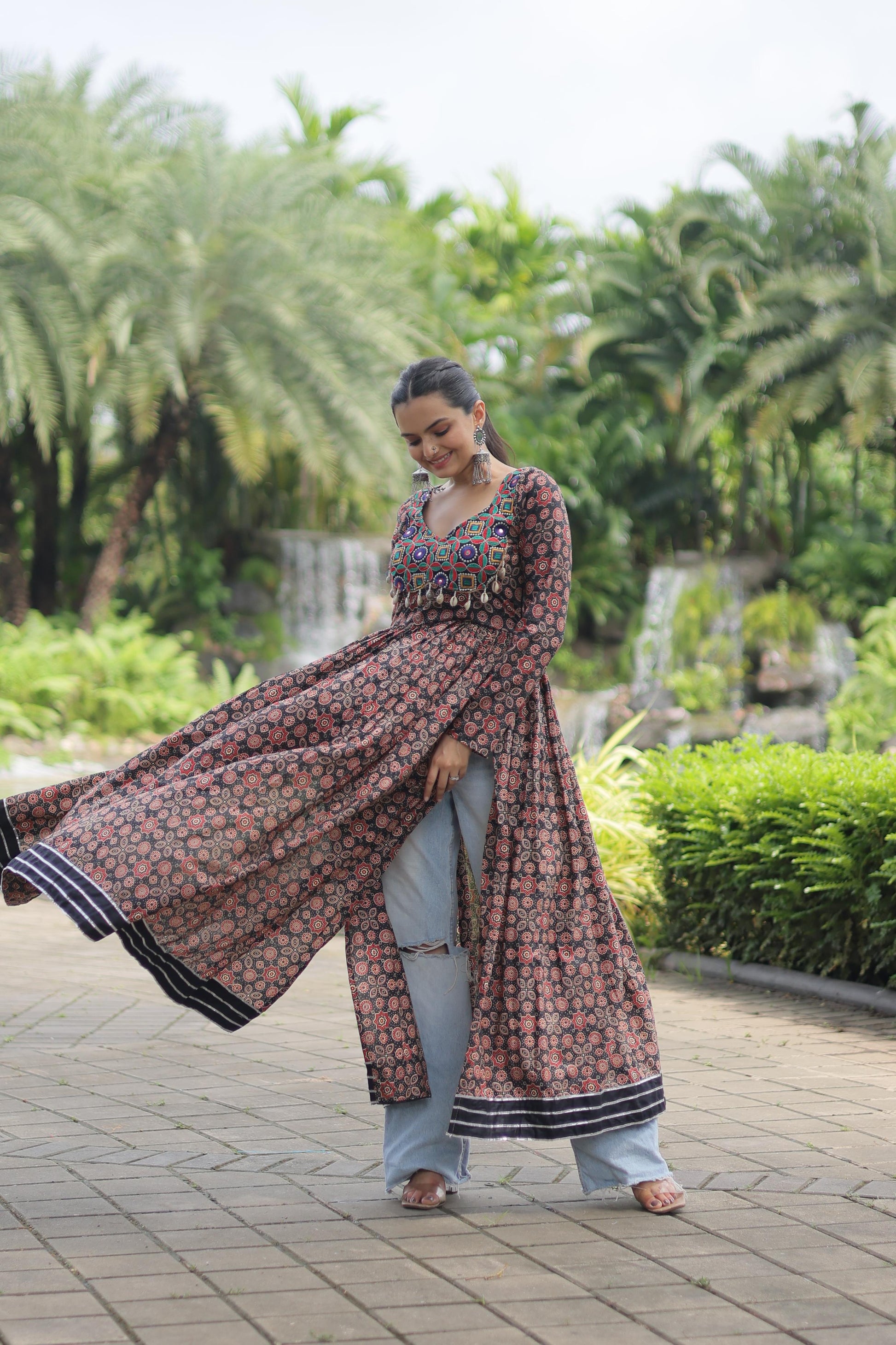 Lorenvalley Black Printed Cotton With Kutchi Gamthi Work And Kodi Lace Kurti | Swadesiicart