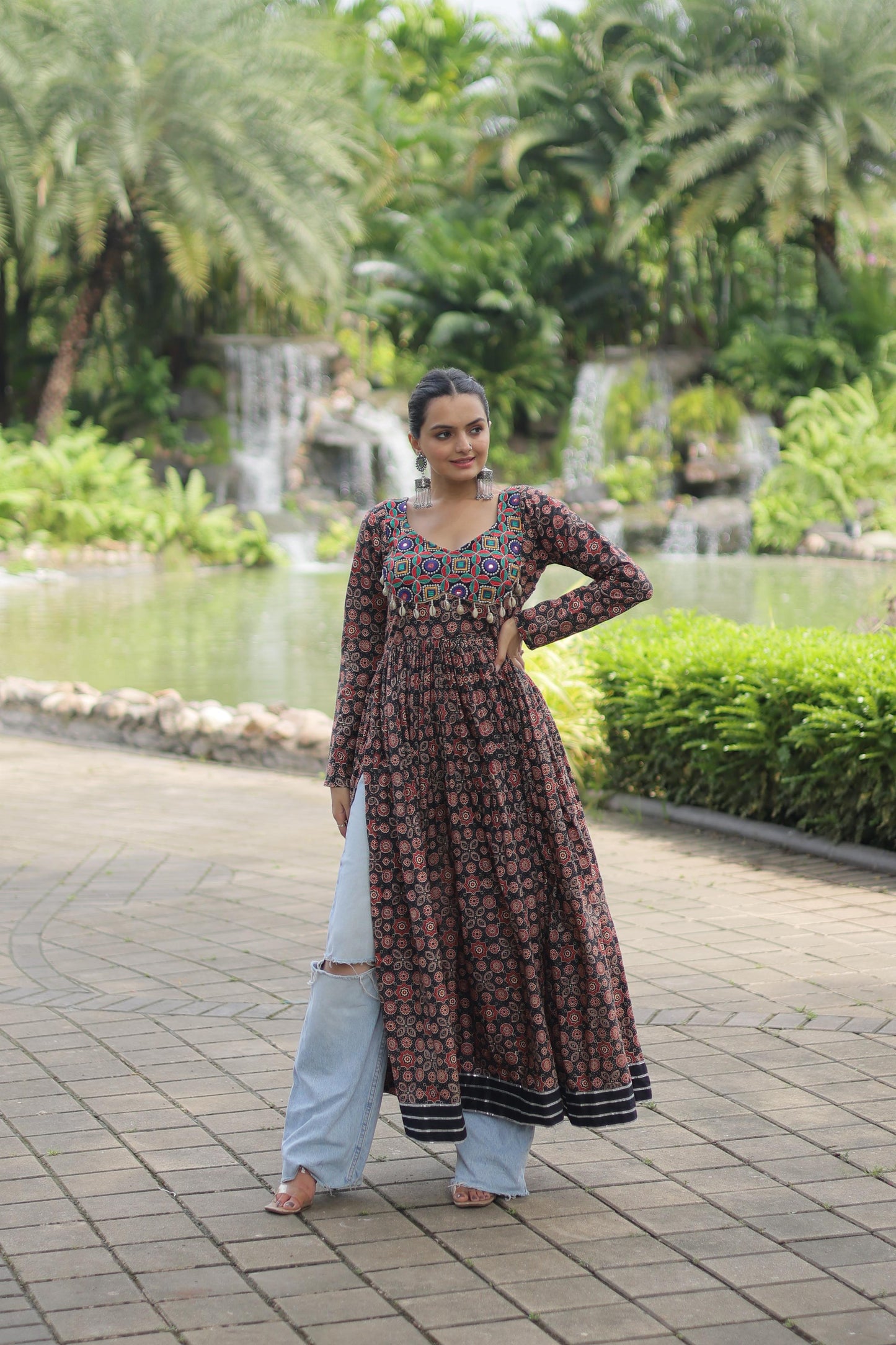 Lorenvalley Black Printed Cotton With Kutchi Gamthi Work And Kodi Lace Kurti | Swadesiicart