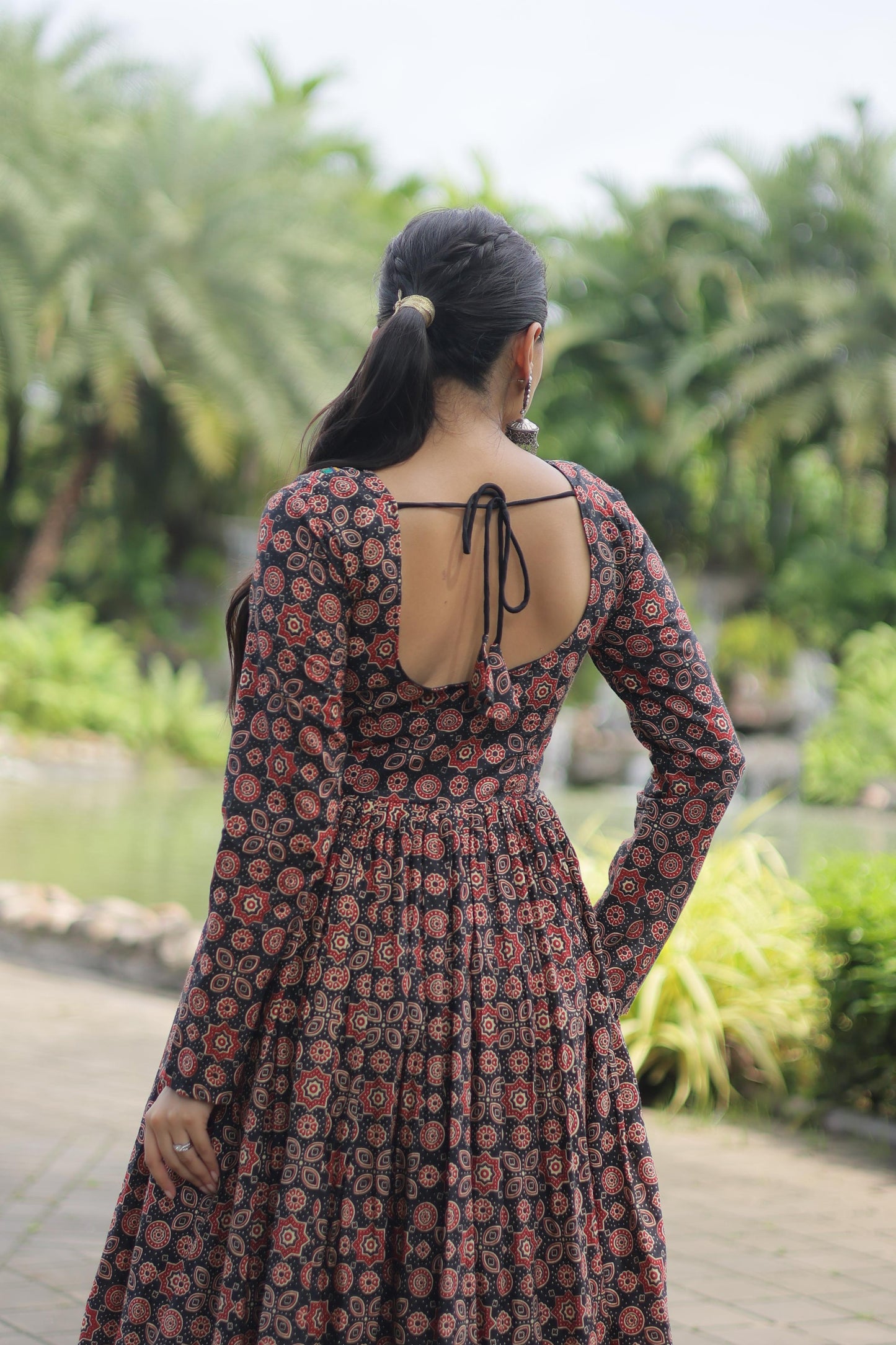 Lorenvalley Black Printed Cotton With Kutchi Gamthi Work And Kodi Lace Kurti | Swadesiicart