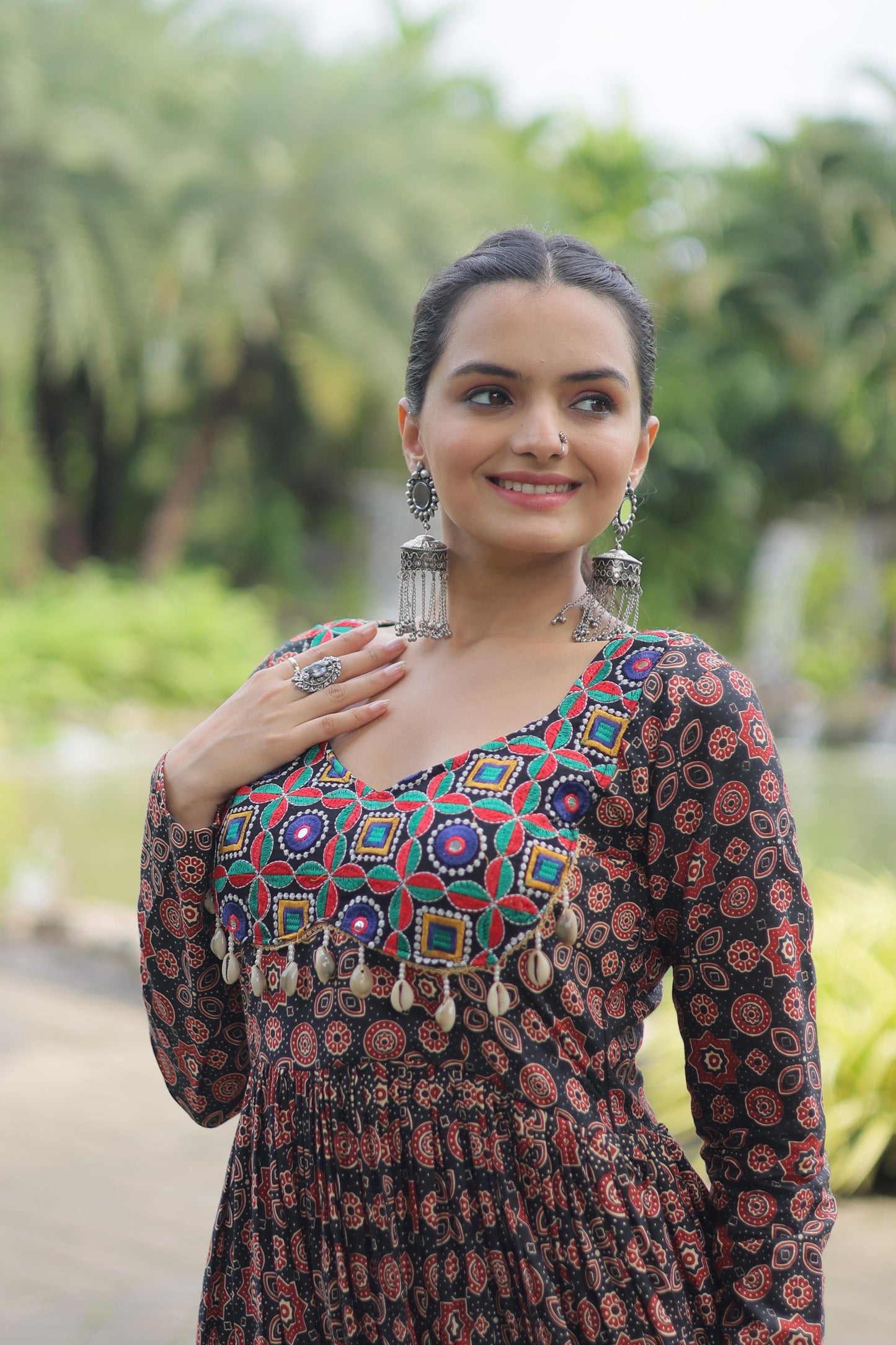 Lorenvalley Black Printed Cotton With Kutchi Gamthi Work And Kodi Lace Kurti | Swadesiicart