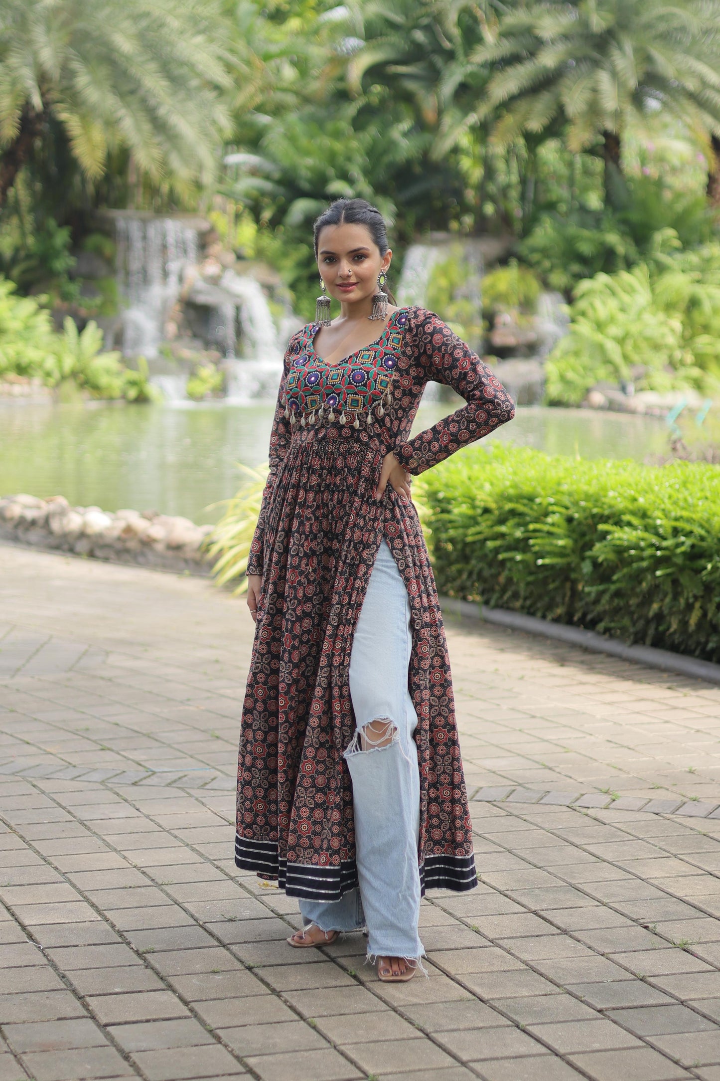 Lorenvalley Black Printed Cotton With Kutchi Gamthi Work And Kodi Lace Kurti | Swadesiicart