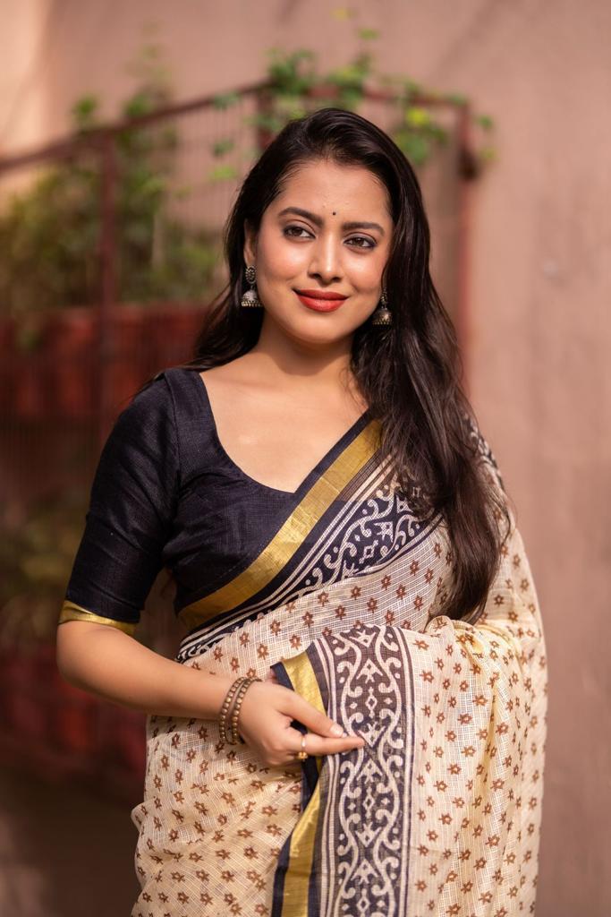 Cream Silk Blend Geometric Saree with Unstitched Blouse - Hiral Fashion | Swadesiicart