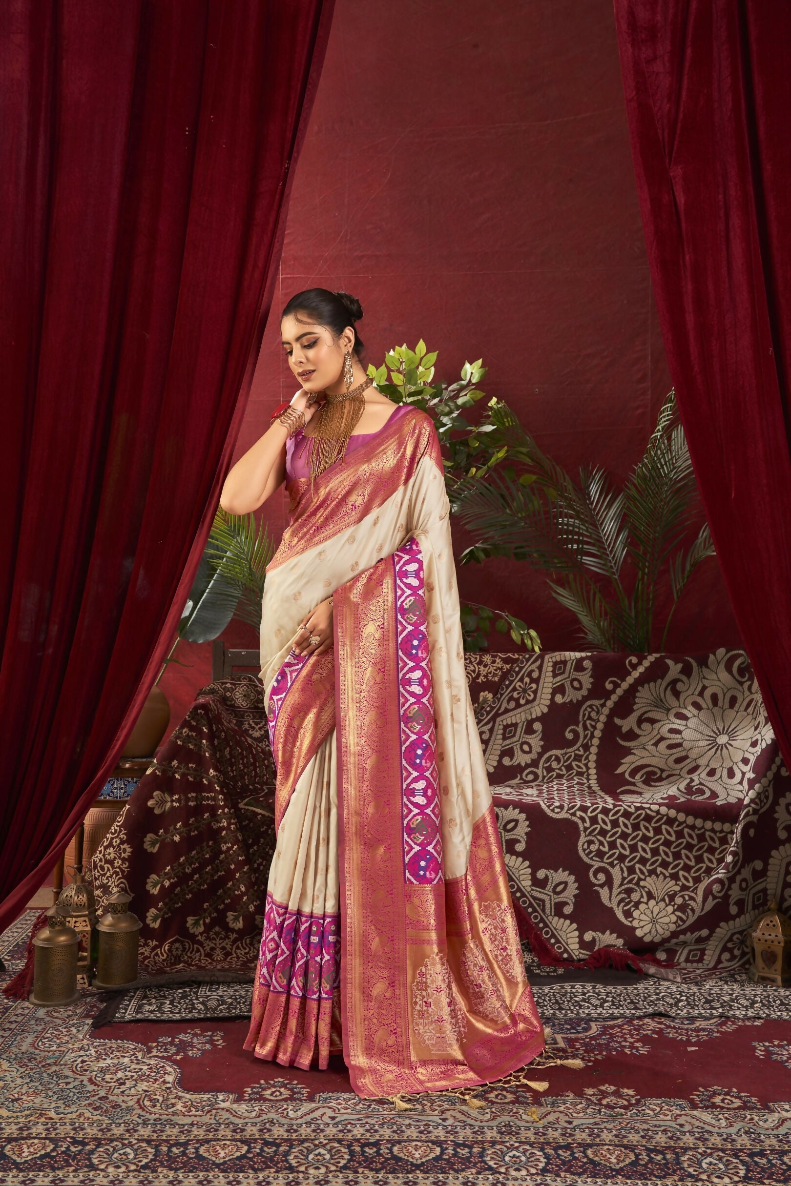 Vishnu Weaves Women's White Paithani Silk Saree with Blouse - Swadesiicart