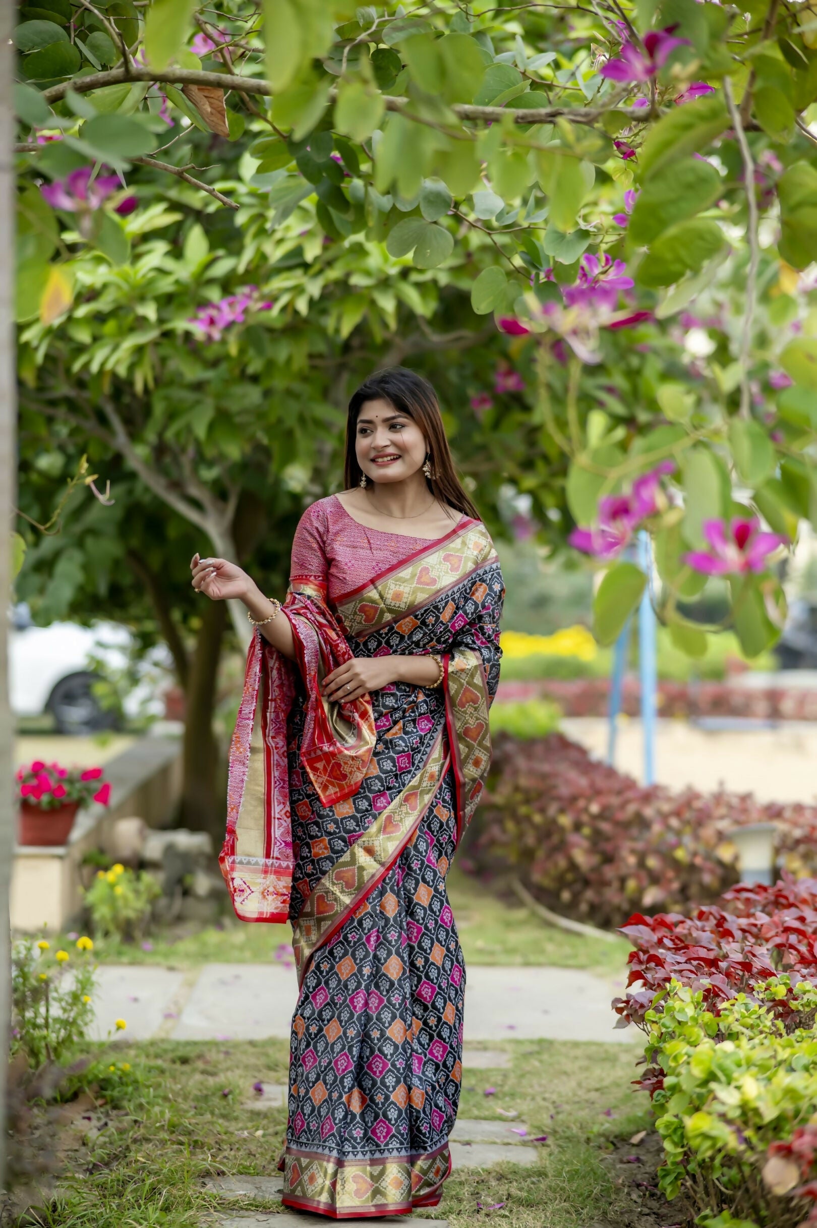Vishnu Weaves Women's Black Banarasi Silk Saree with Blouse - Swadesiicart